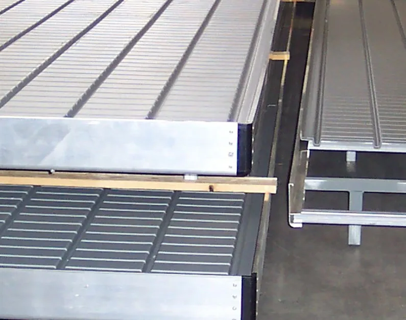 Good quality Greenhouse Rolling Bench Growing Table With Upright Pipe Trellis