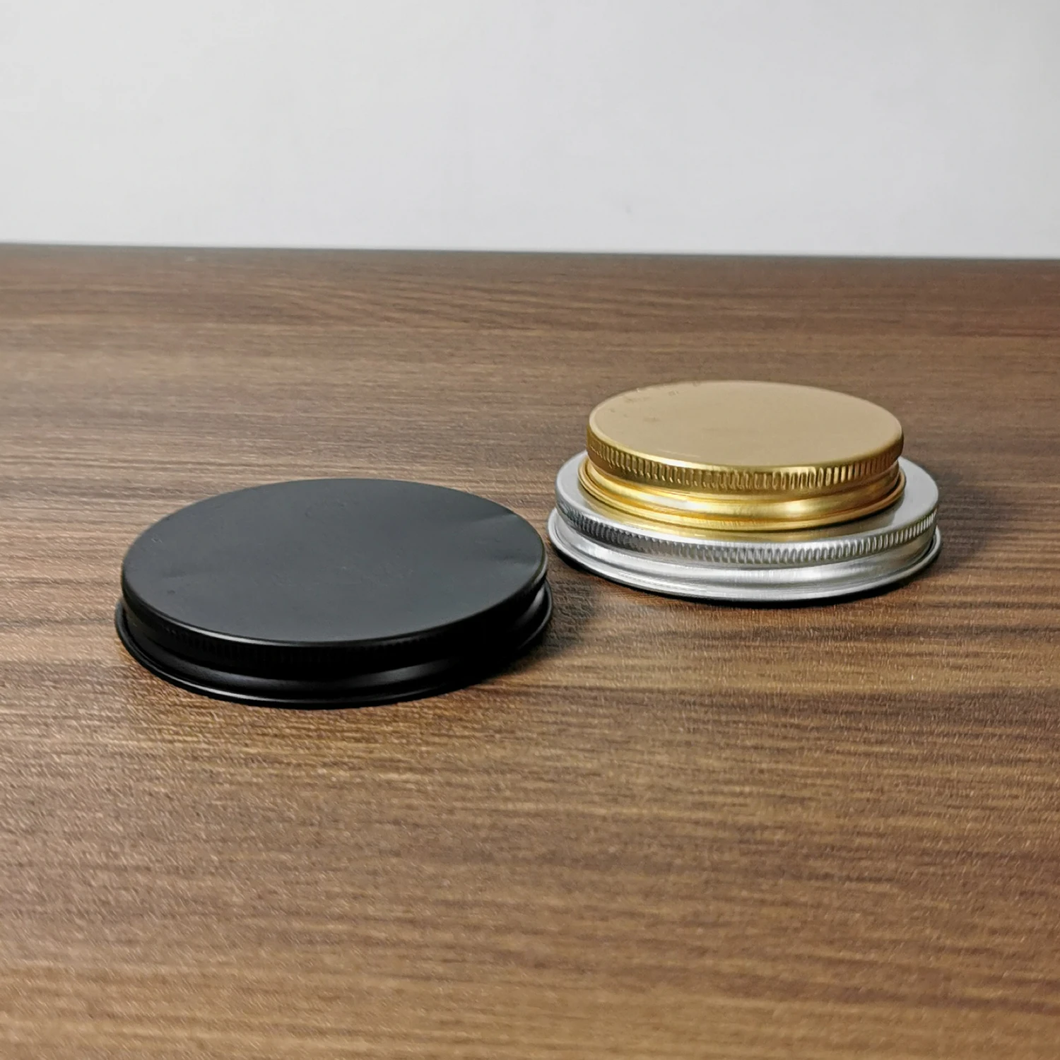 Fashionable simple light round black silver golden plastic lids for candle making