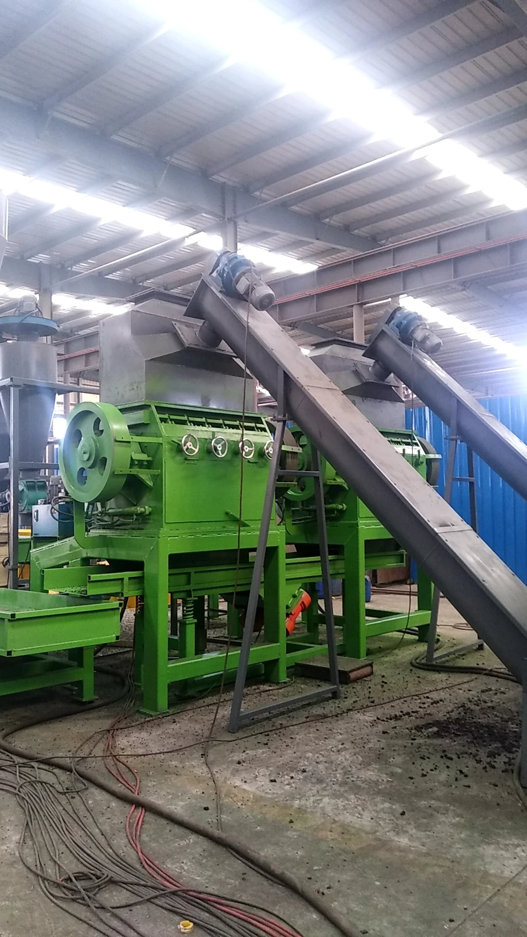 Шлифовальный станок для мелких резиновых порошков/машина для производства резиновых порошков для отработанных шин/использованная Резина