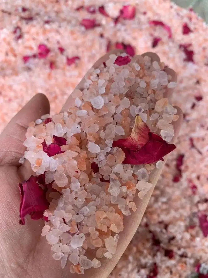 Natural Himalayan Pink Salt With Rose Flowers Petal Spa Relaxing Foot Soak Bath Scrub Body Salt For Skin Care And Body Relax