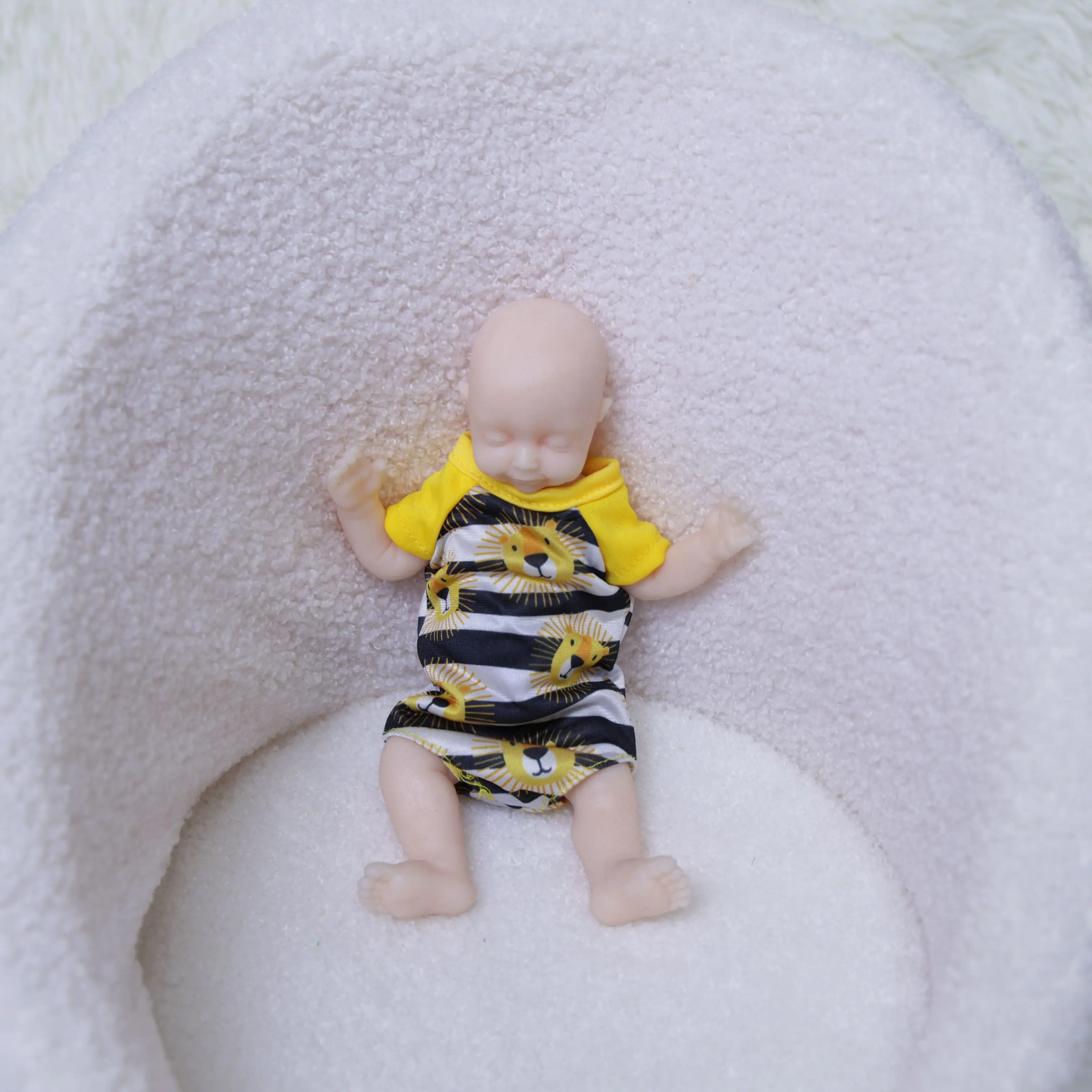 8inch Real Reborn Doll Baby Silicone Body(girl) Newborn Baby Lifelike Painted Skin With Pacifier bottle and outfit for gifts