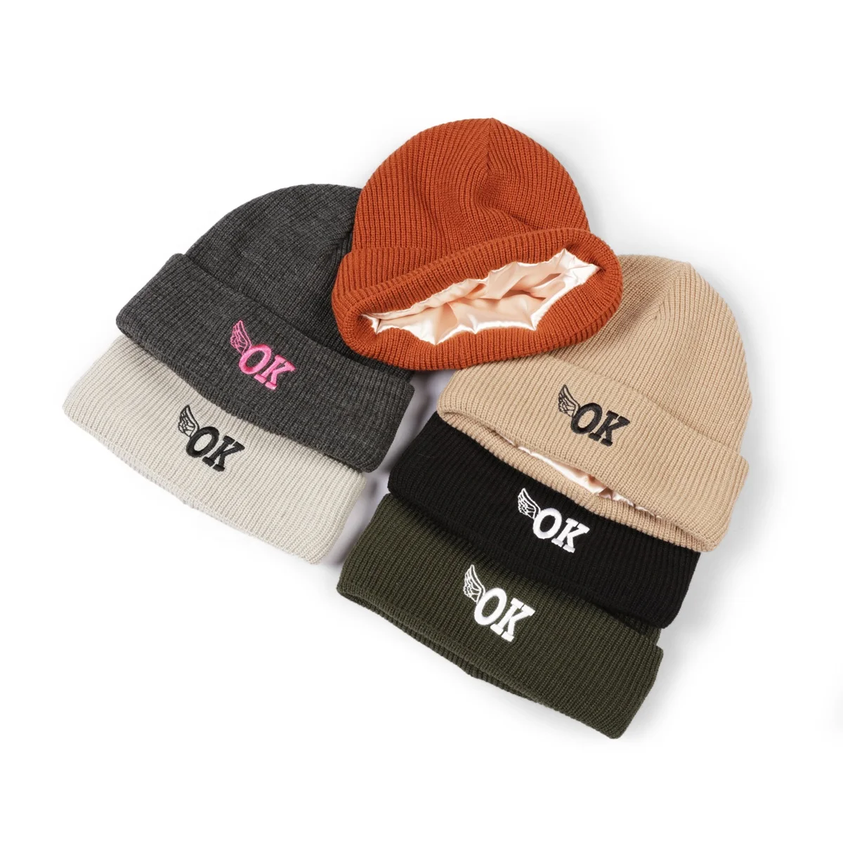 Высококачественная вязаная однотонная теплая зимняя шапка с логотипом на заказ Шапка бини шелковой атласной подкладкой (1600568591043)