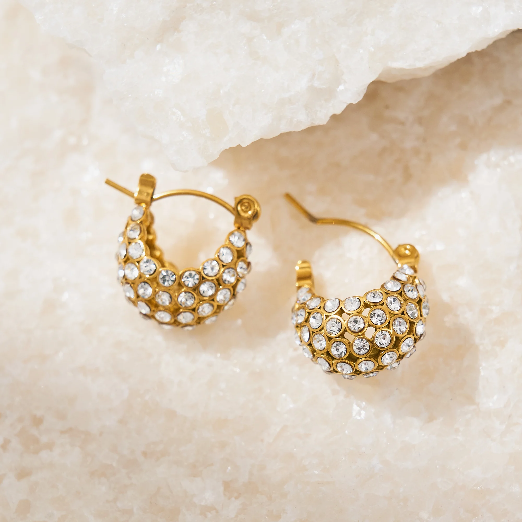 2024 Dazan NEW 18k Gold Plated Hypoallergenic Stainless Steel Bohemia Iced Out Zircon U Huggie Earrings Fancy Exquisite jewelry