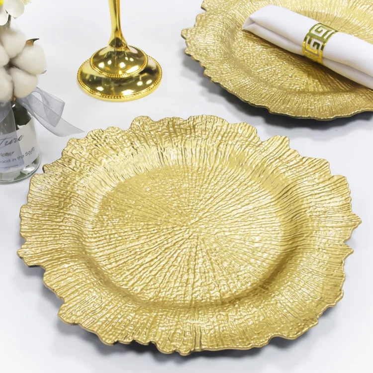 Экологически чистые золотые украшения для свадебного стола 13 дюймов современные круглые пластиковые зарядные тарелки для пищевых продуктов оптом
