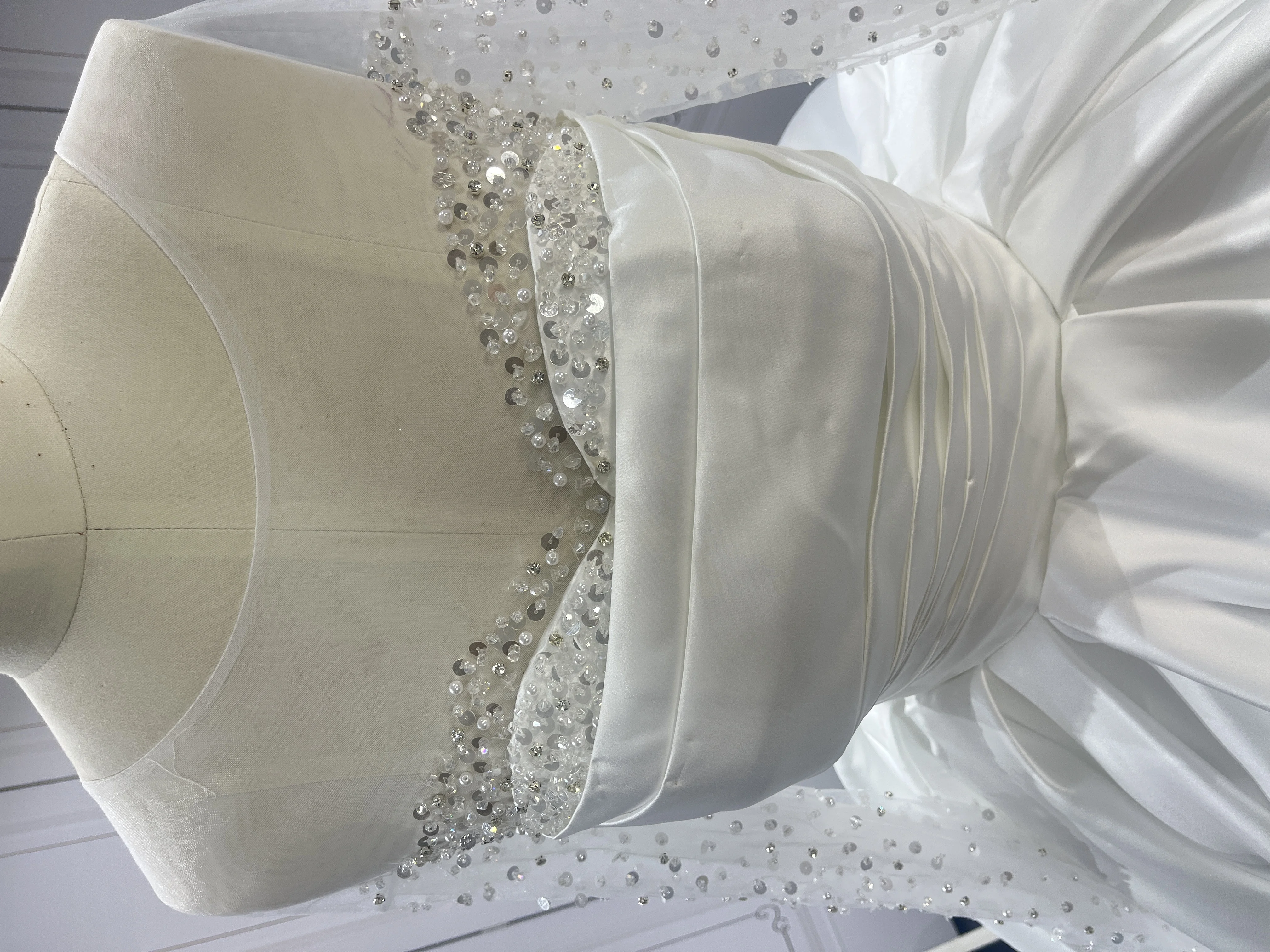 Luxury Satin Long Sleeves Bridal Wedding Gowns Beaded Ball Gown Women Wedding Dresses