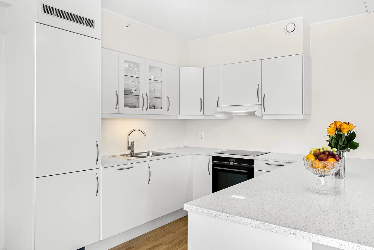 Australian apartment project high gloss 2 pac white kitchen furniture cabinet