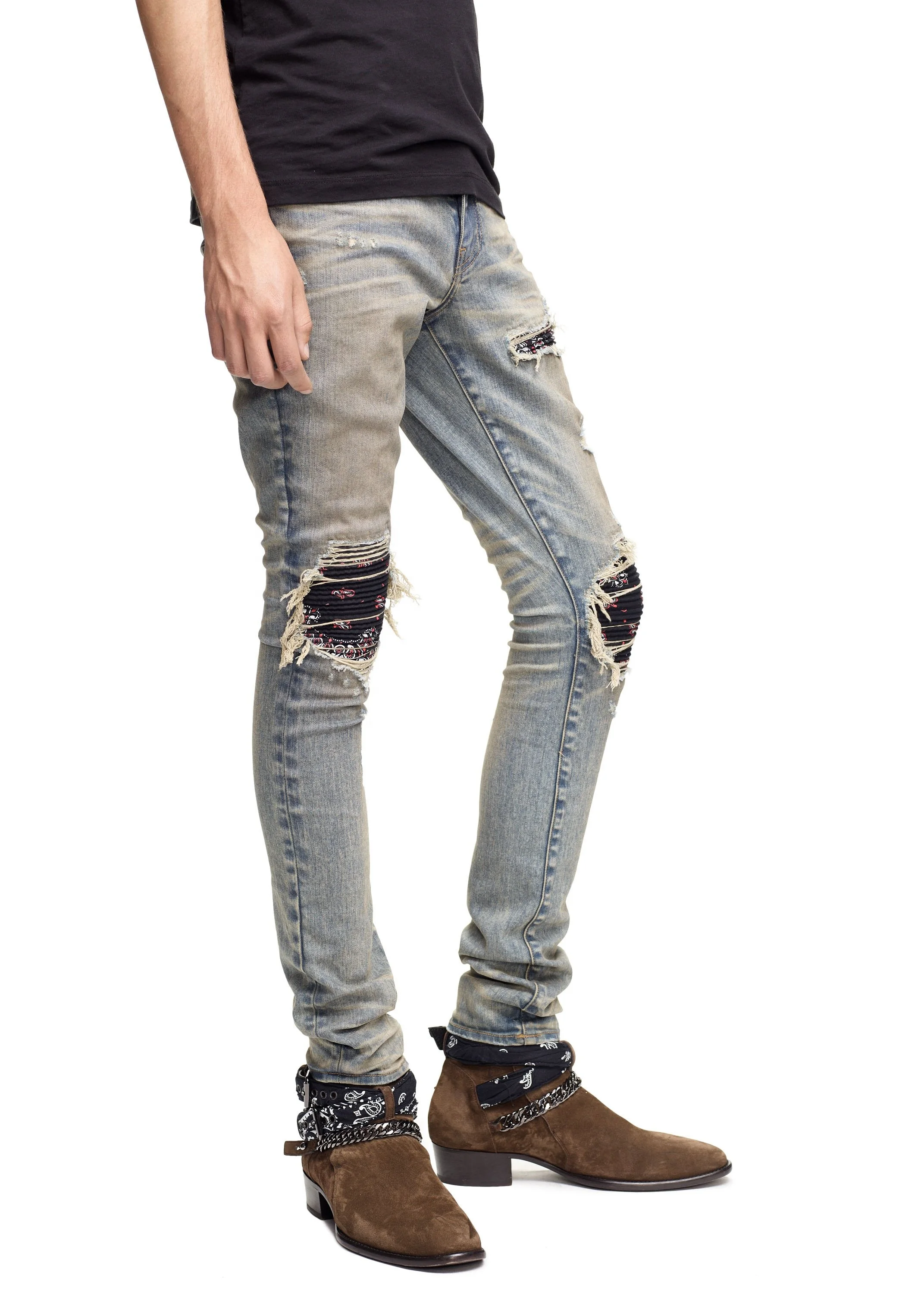 Винтажная бандана на коленях