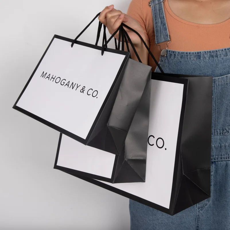 Custom Luxury Clothing Retail Packing Bag White Gift Bag bolsas de papel Shopping Packaging Paper Bags With Handles For Clothes