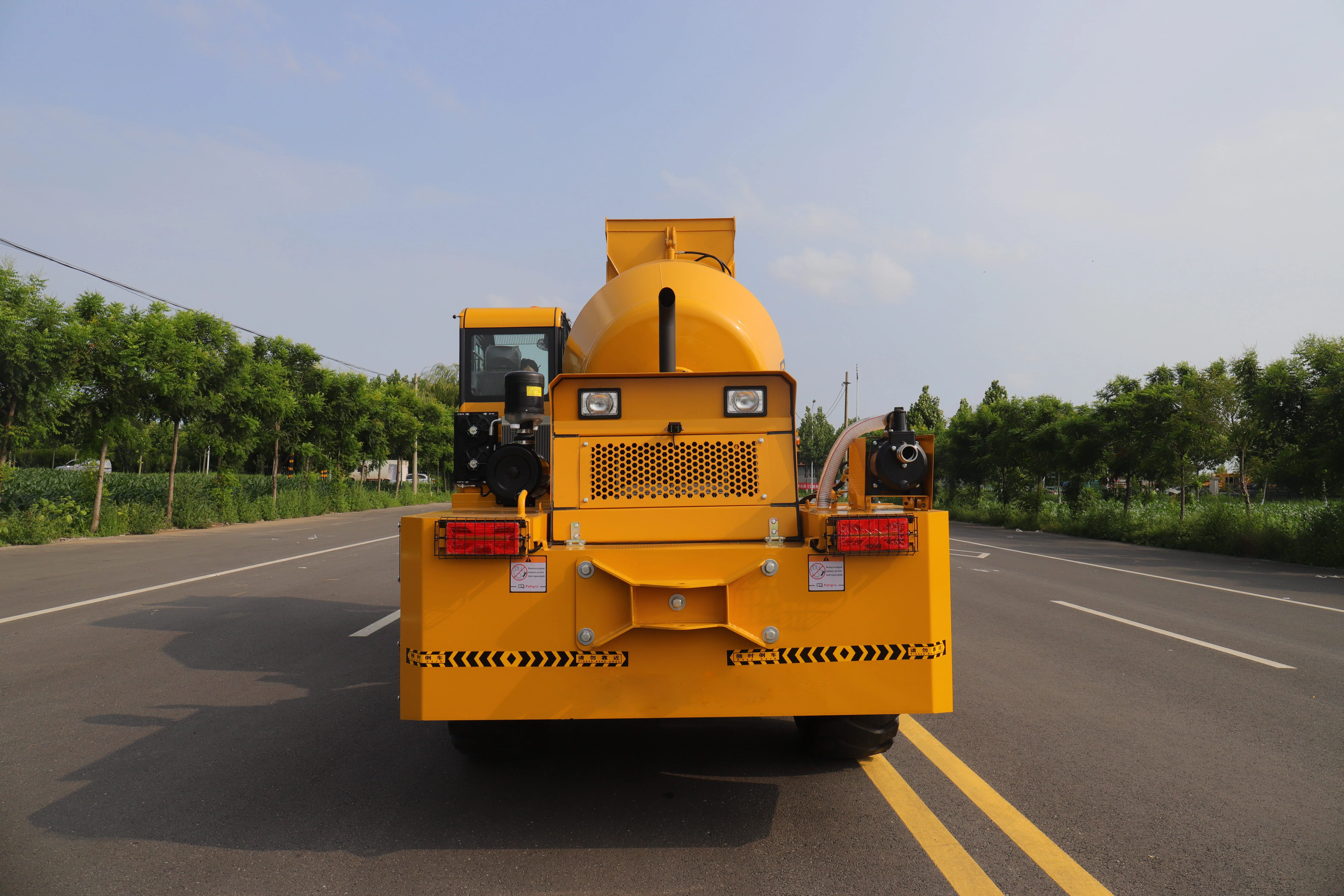 Chinese cheap hot self loading concrete mixer cement mixers 1.2 1.5 2.6 3 m3 mini concrete mixer machines for sale