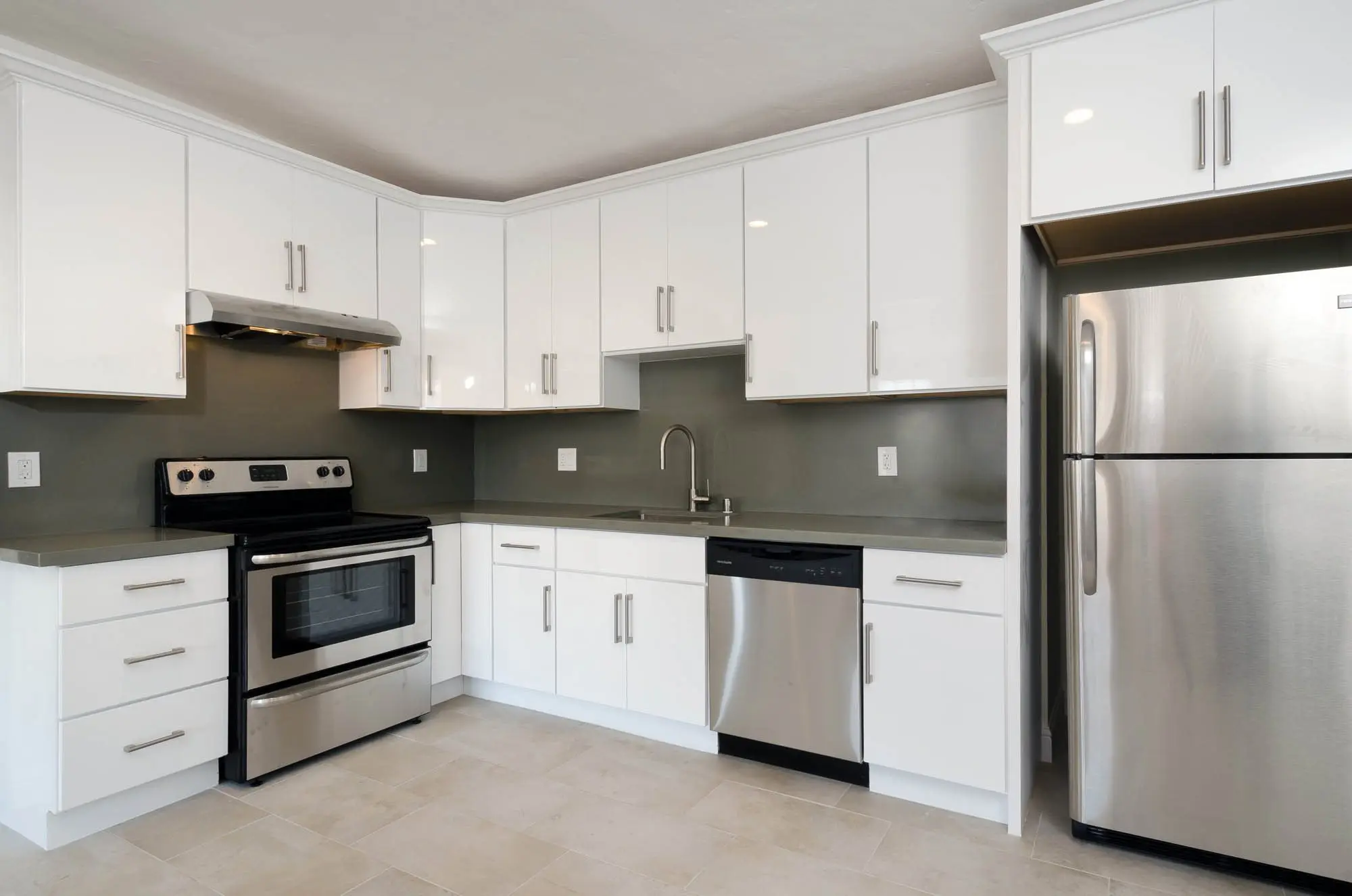 Free design U shape kitchen Europe white painted lower door kitchen cabinet with stainless steel knobs