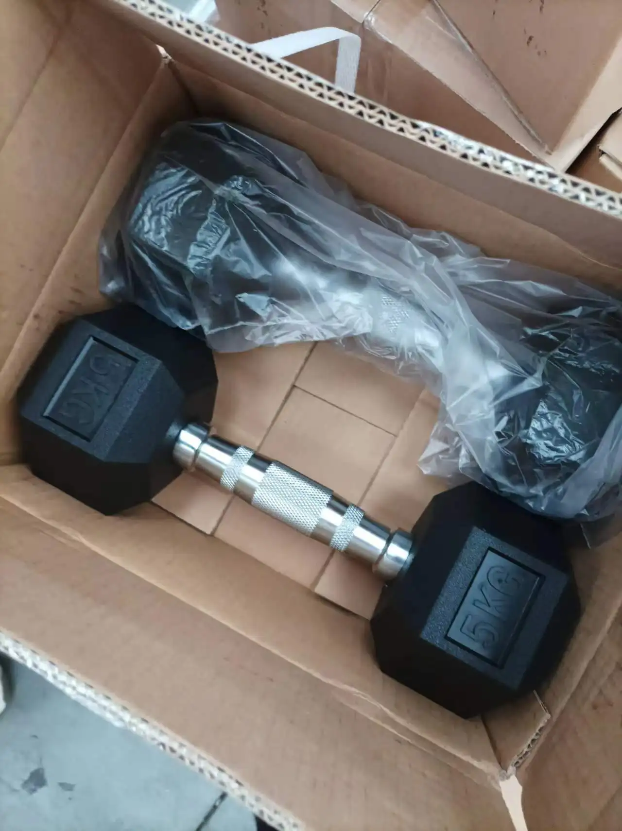 China Gym fitness equipment Chromed and Knurled 33 mm Steel Grip Rubber Covered Hex Dumbbells for Gym Training