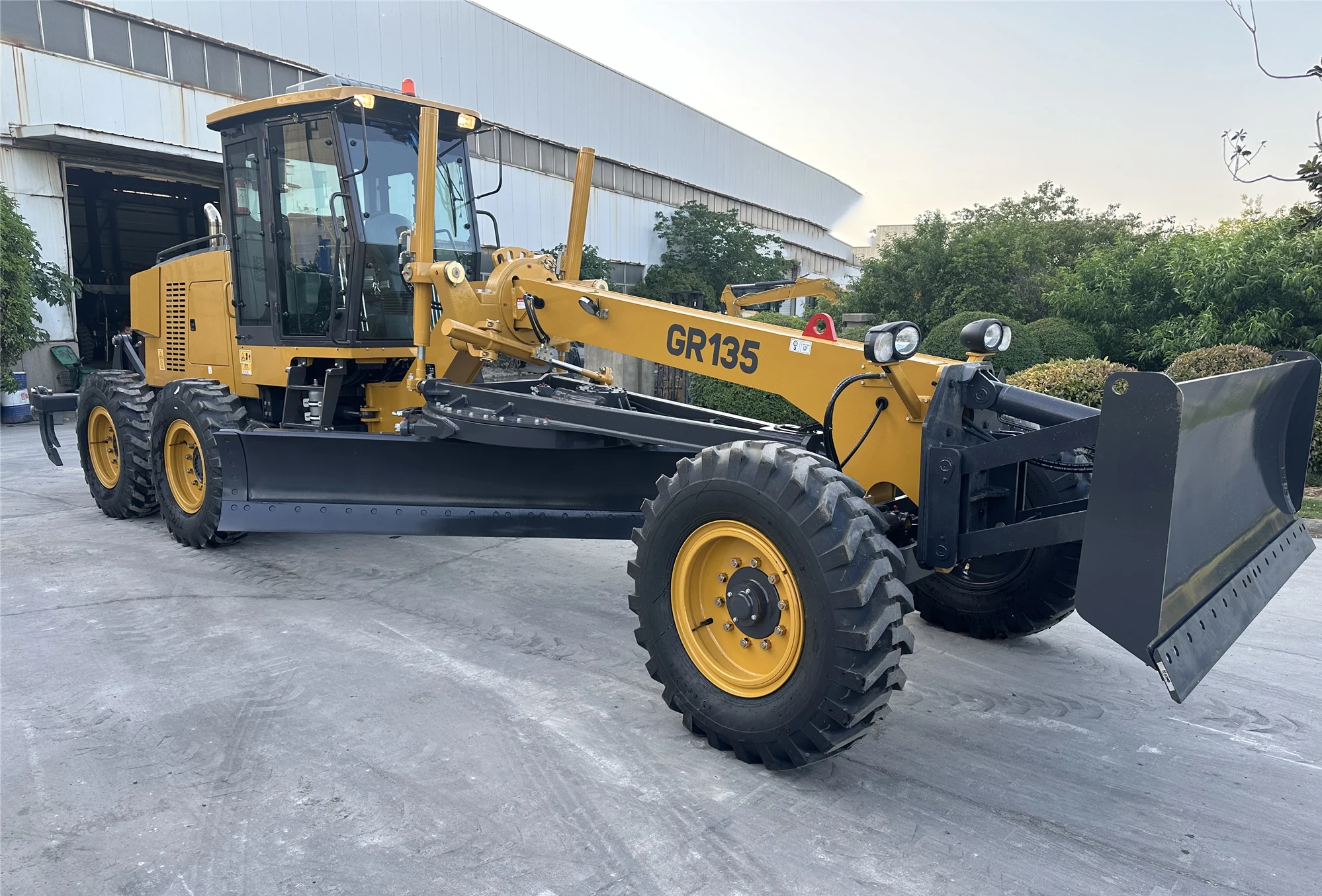 Лучший бренд 135HP моторный грейдер Gr135 с передним лезвием заднего Рыхлителя