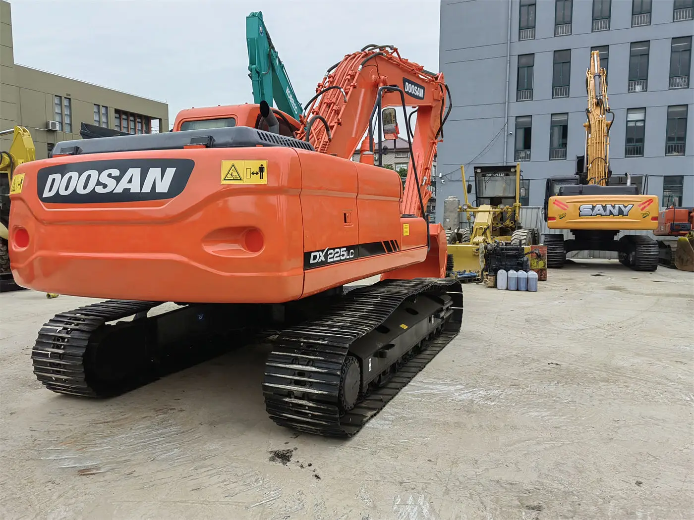 Дешевый в продаже подержанный экскаватор Doosan DX225 корейский dx225lc 225lc строительная техника