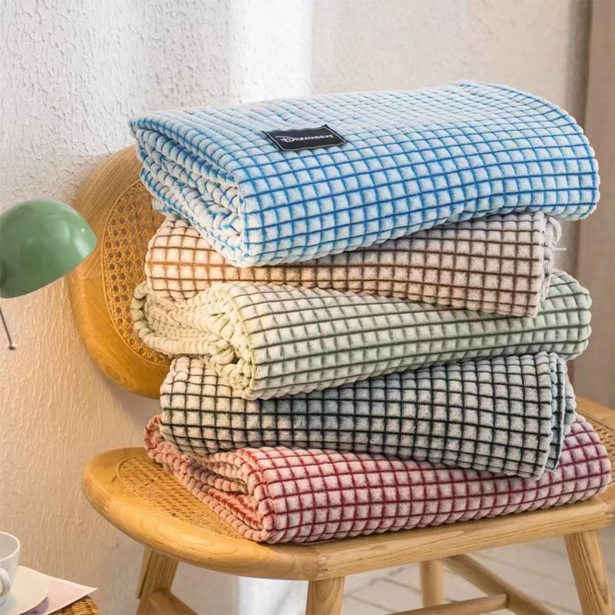 Wholesale Luxury Plaid Pattern Cozy  Fleece Bed Blanket Soft Throw Blanket  Custom Logo