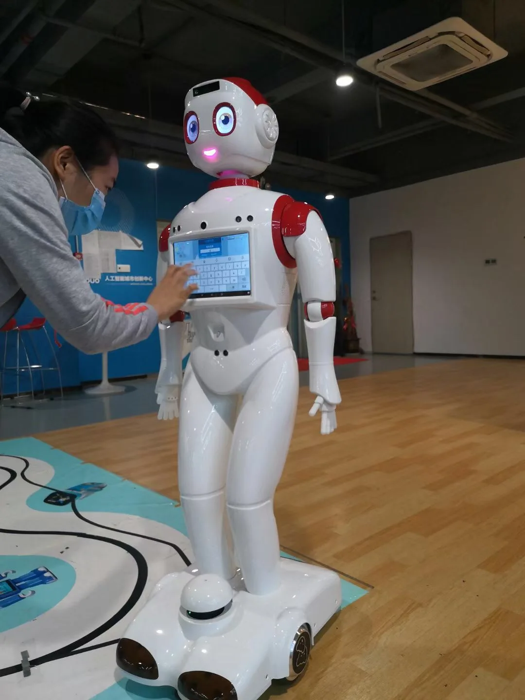 Humanoid robot /AI Medida de temperatura Temperature measurement test robot/Christmas gift robot toys