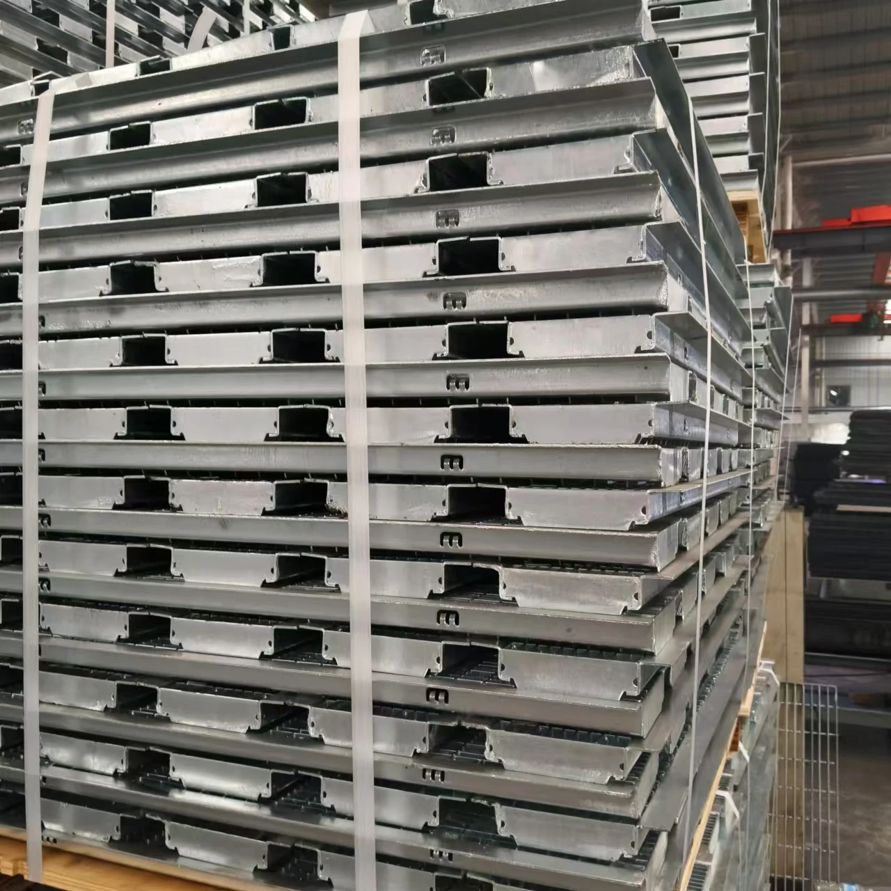 Durable Aluminum Alloy and Galvanized Sheet Wire Mesh Guardrail Light for Efficient Drainage