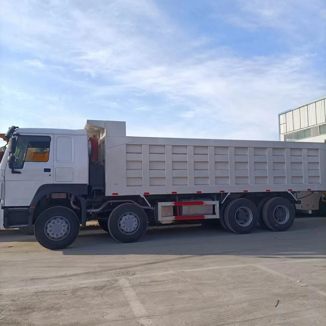 Грузовик Sinotruk Howo с 12 колесами