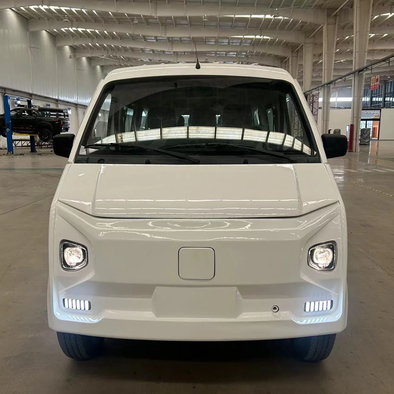 Hot Selling 14-Passenger Electric Bus 22-350V Battery Long Range Electric Bus New Energy Vehicle Product
