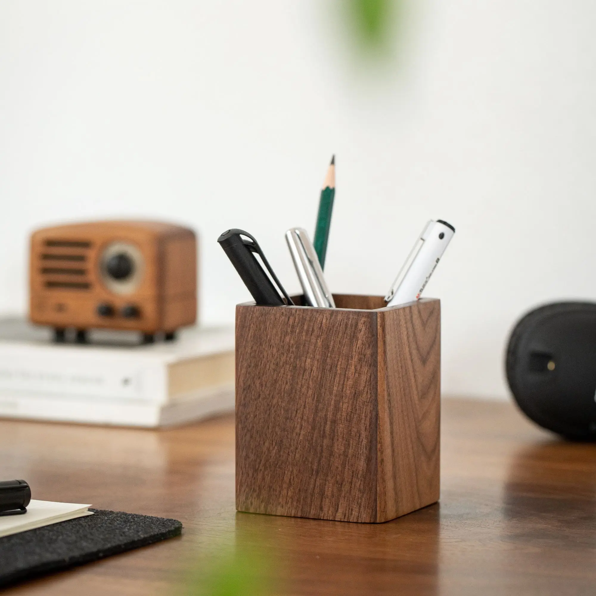 Wholesale Rectangle Pattern Pen Stand Modern Pen Organizer Solid Walnut Wooden Pen Holder for Desk