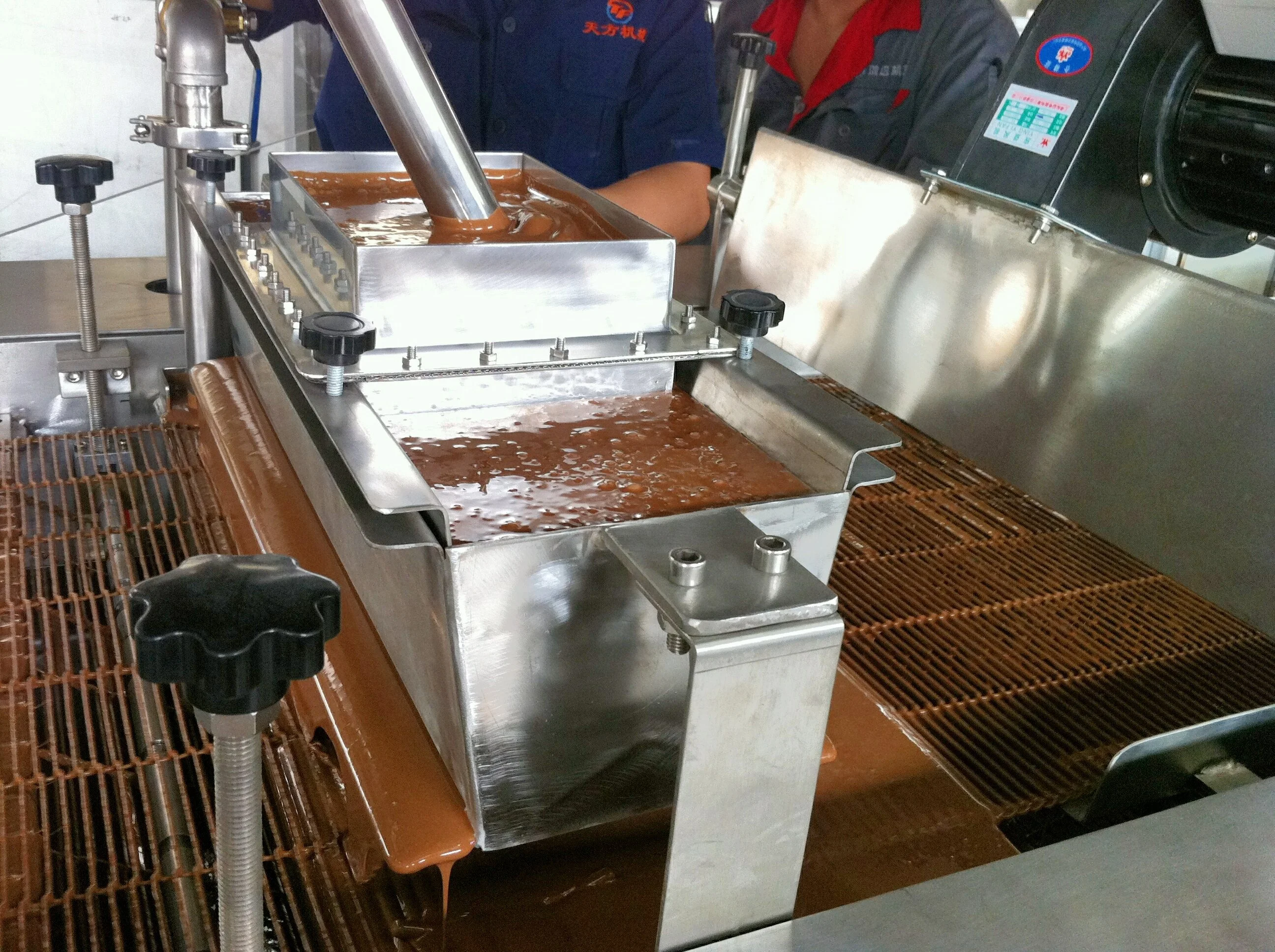 One Year Warranty 1000mm Width Automatic Candies Cakes Wafers Chocolate Coater Enrober Coater Coating Equipment