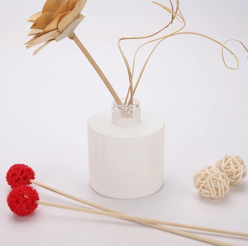 White, simple, elegant, long-lasting fragrance