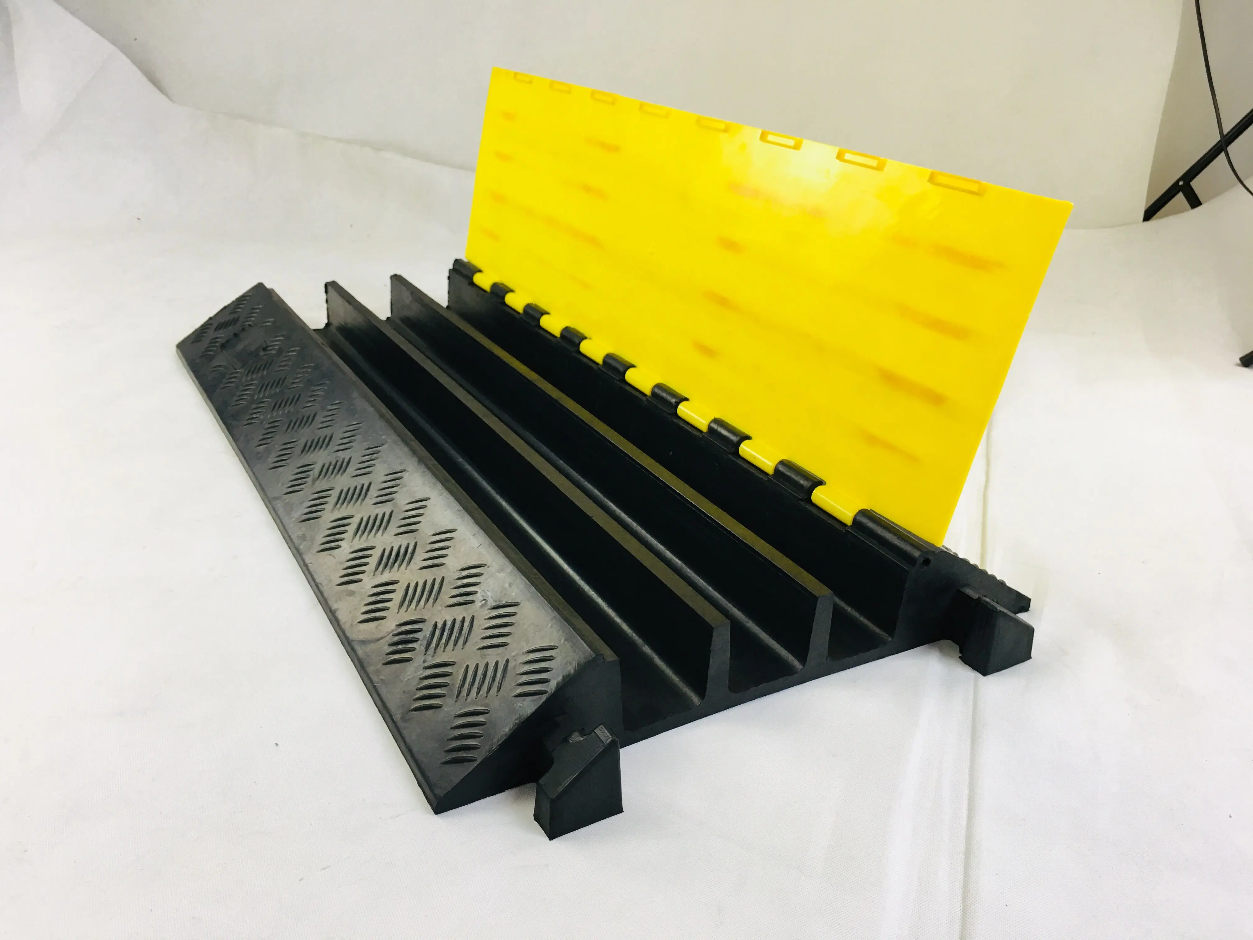 3XC04 Cable Protector 3 Channel Rubber Ramp