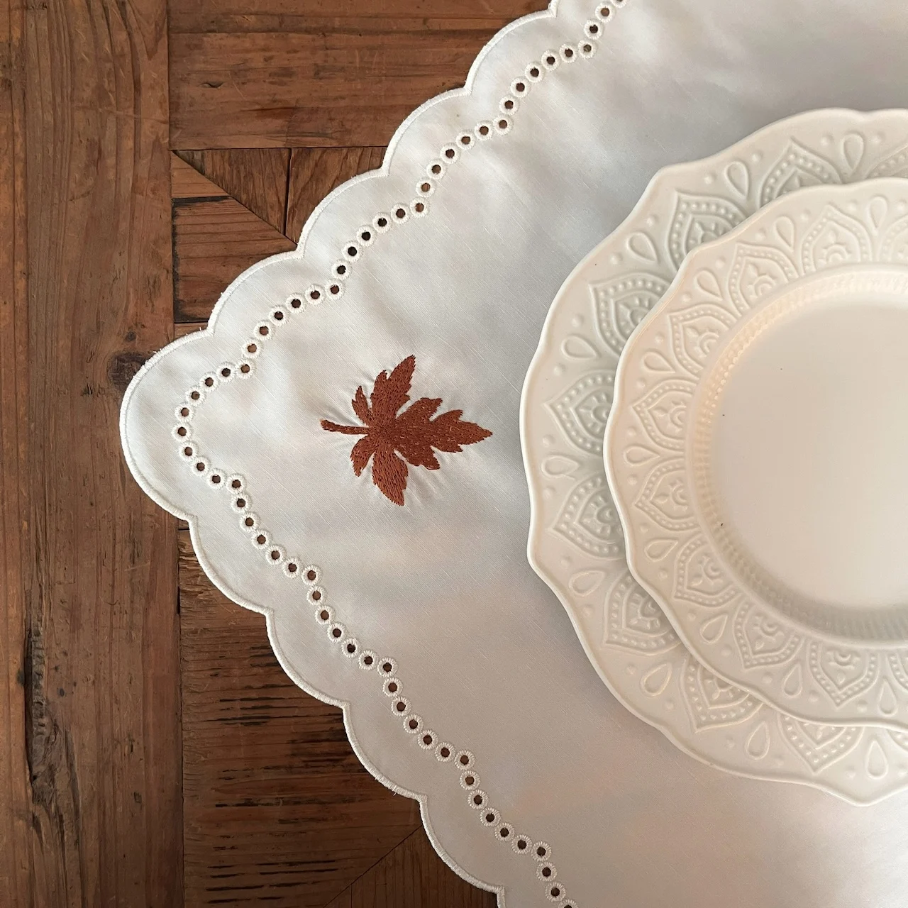 Europe Style Natural Linen Napkin Scallop Hem Laser Embroidered Maple Leaf for Home Dining Table Wedding Party Decoration