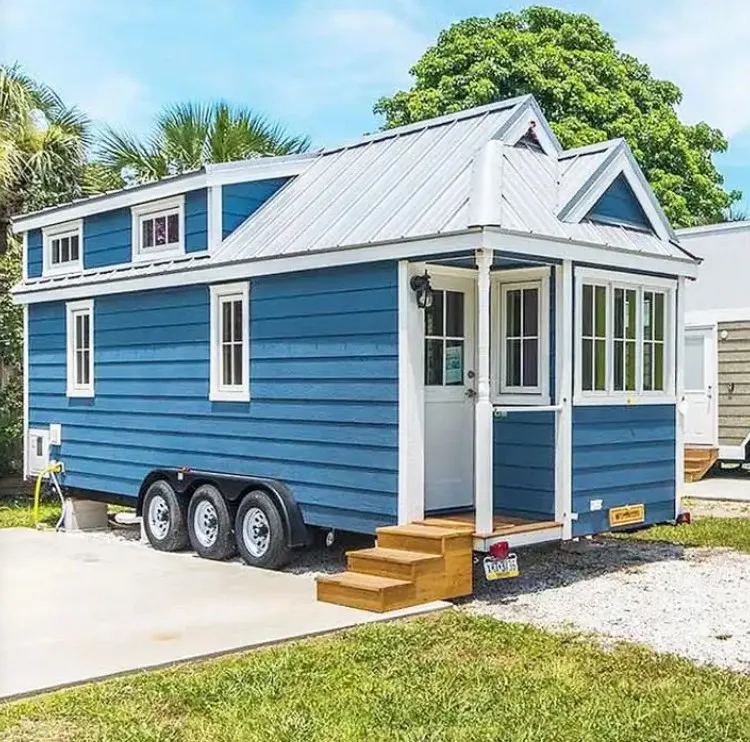 Modern Prefabricated Steel Mobile Trailer with Wheels Tiny House Container Design with Bathroom and Kitchen