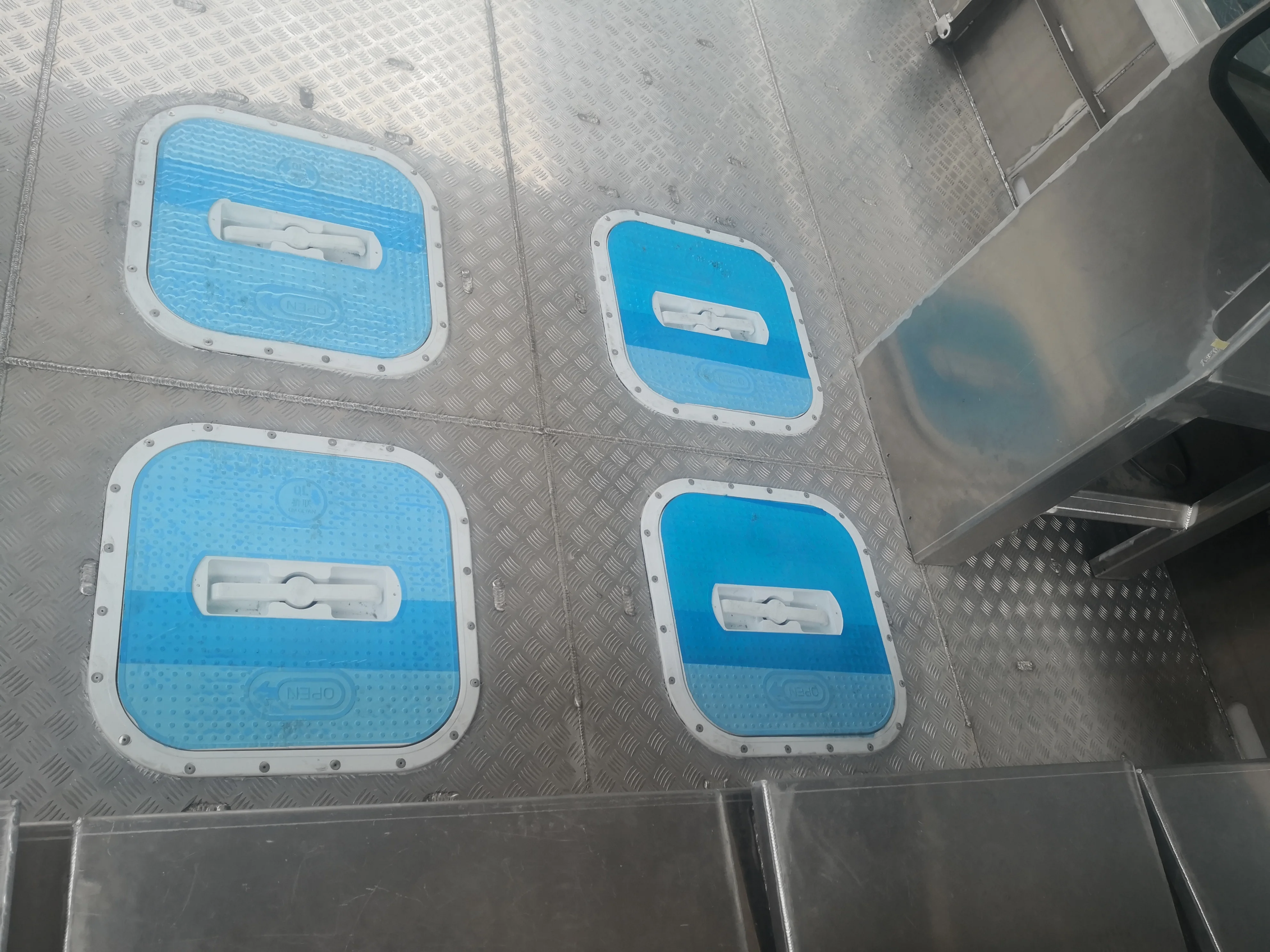 
aluminium landing craft with flybridge 