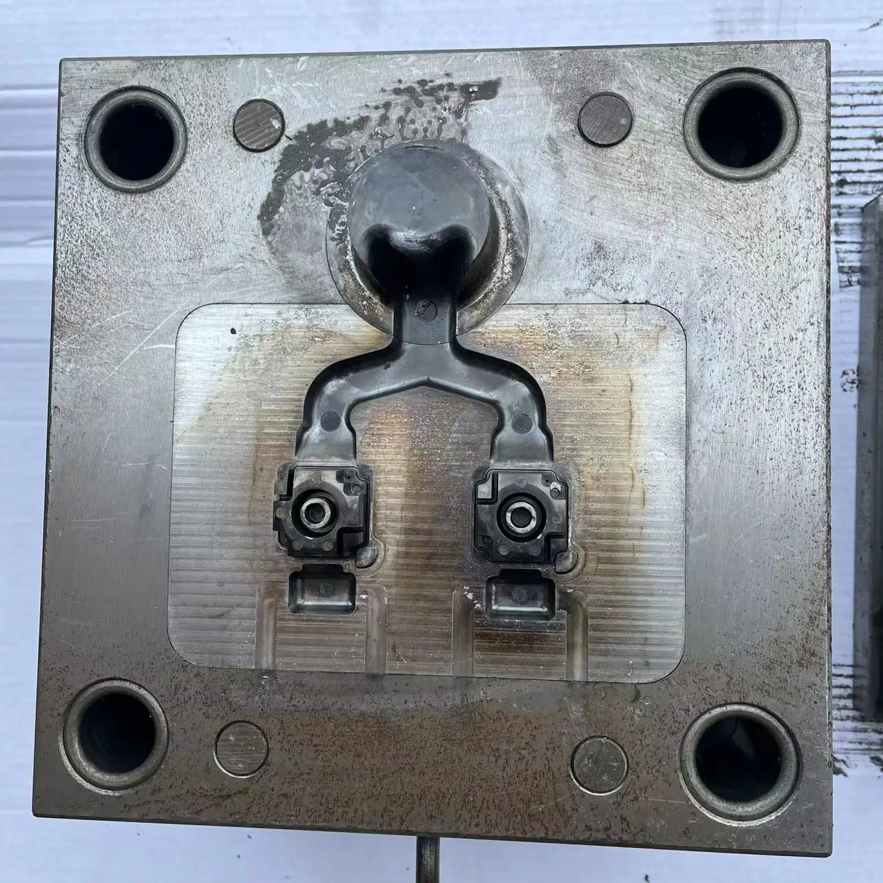 The internal mould material is 8402 or 8407 heat-treated zinc alloy or aluminium alloy die-casting mould.