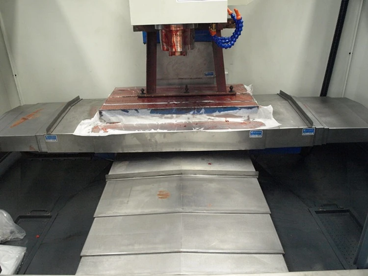 Производитель Сильная жесткость 4 оси CNC VMC прессформы фрезерный станок XH714