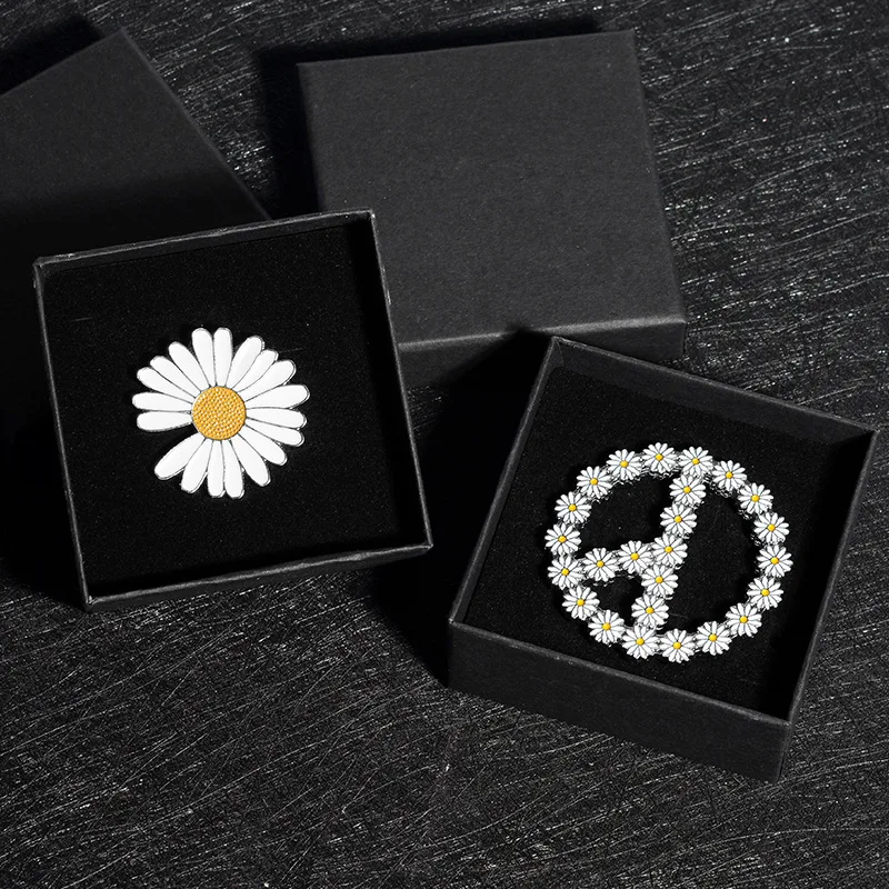 Personality little daisy sun flower brooch for women clothes backpack Lapel pin cool stuff jewelry accessories decoration