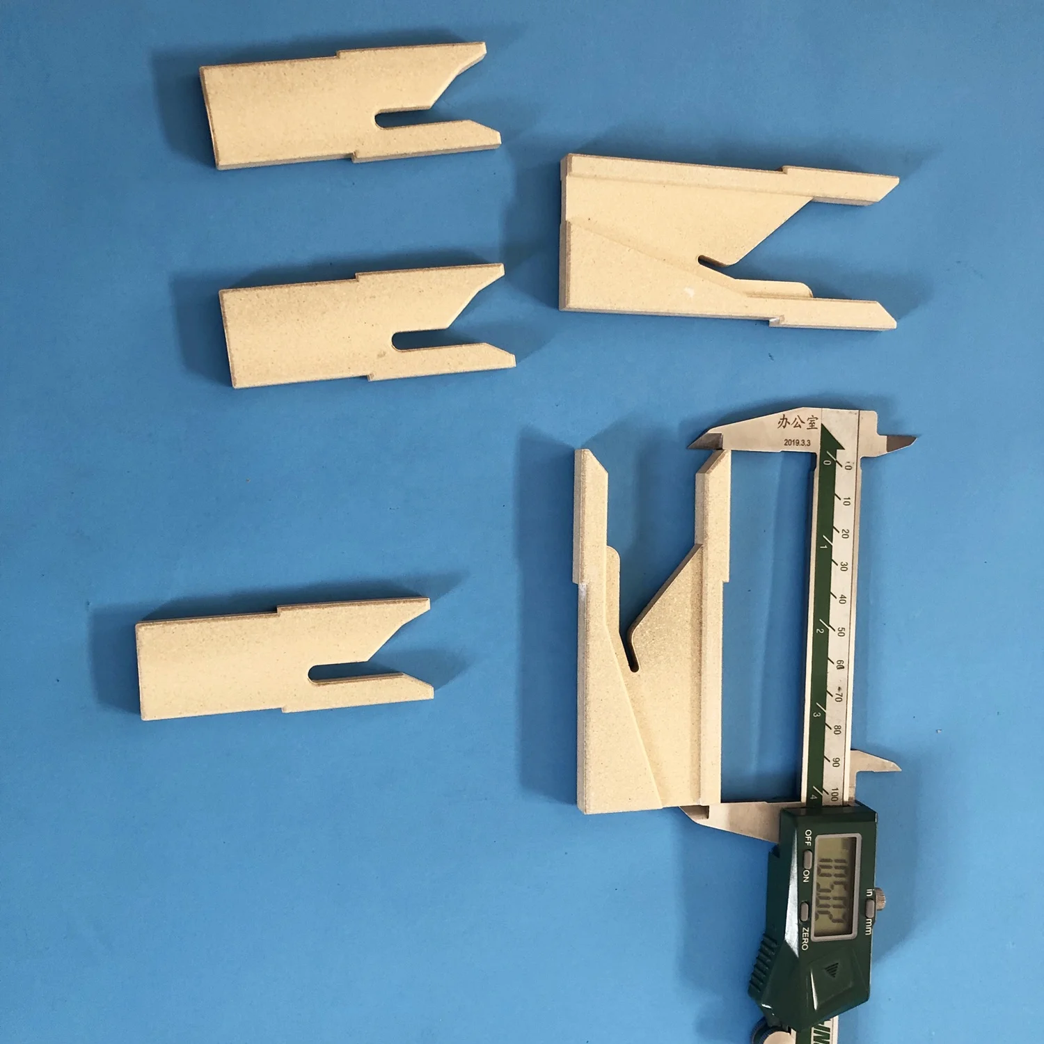 Керамические детали из кордиерита C410 для дугового желоба