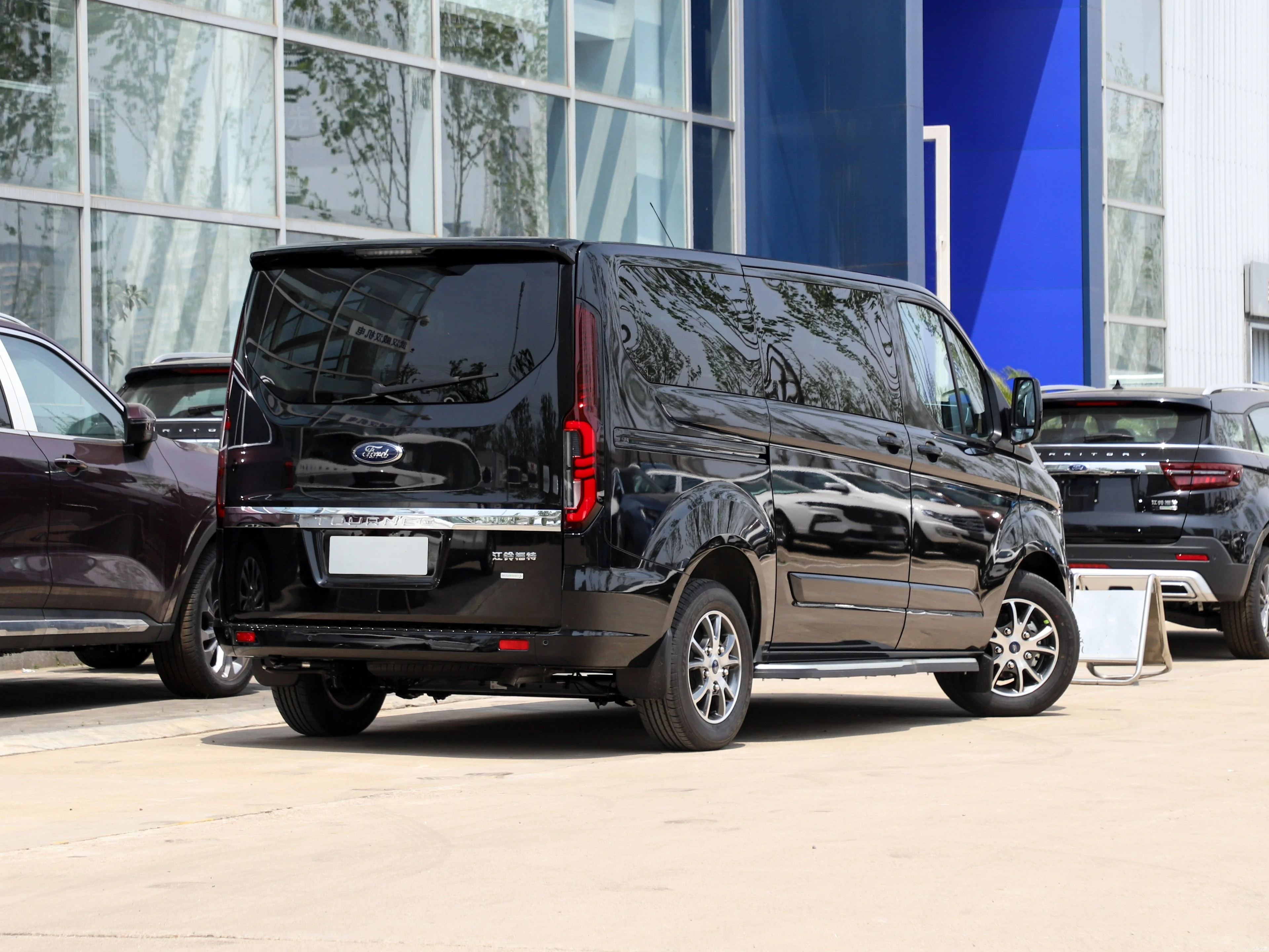 Пассажирский фургон JMC lhd 2023 2 0 т Tourneo на заказ бензин MPV пассажирский для продажи