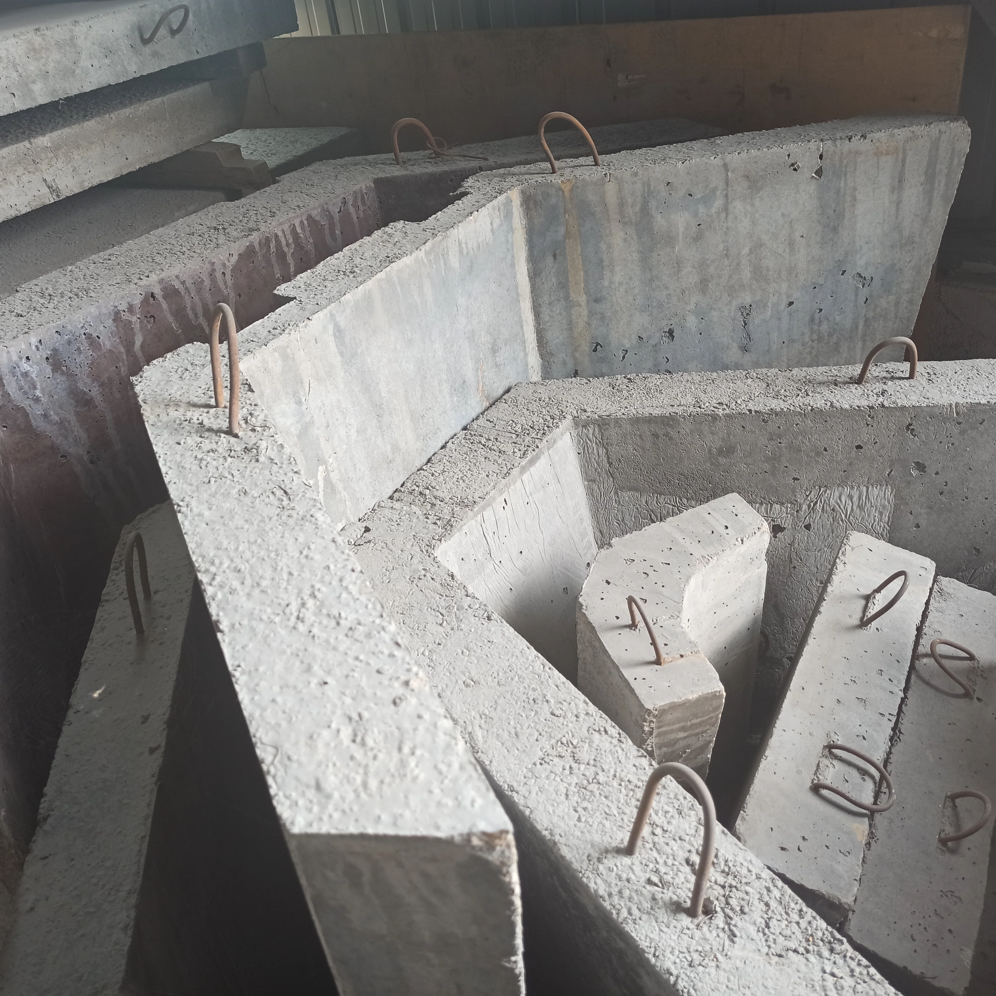 DBM or olivine production cast brick slag retaining wall for converter