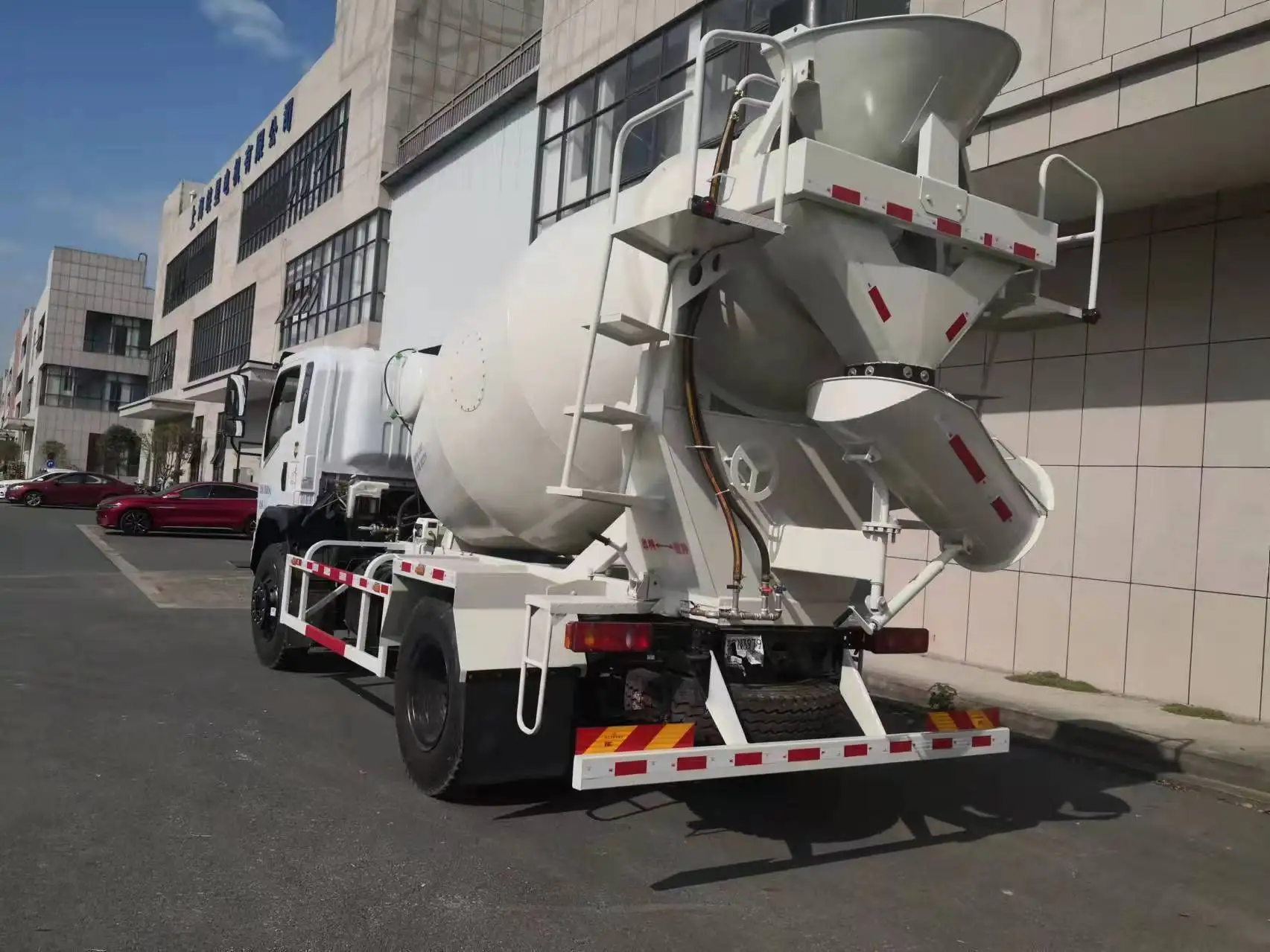 4*2 High Capacity Concrete Mixer Truck 6-8 Cubic Meter With Mobile Cement Mixing Technology Efficient Concrete Transporter