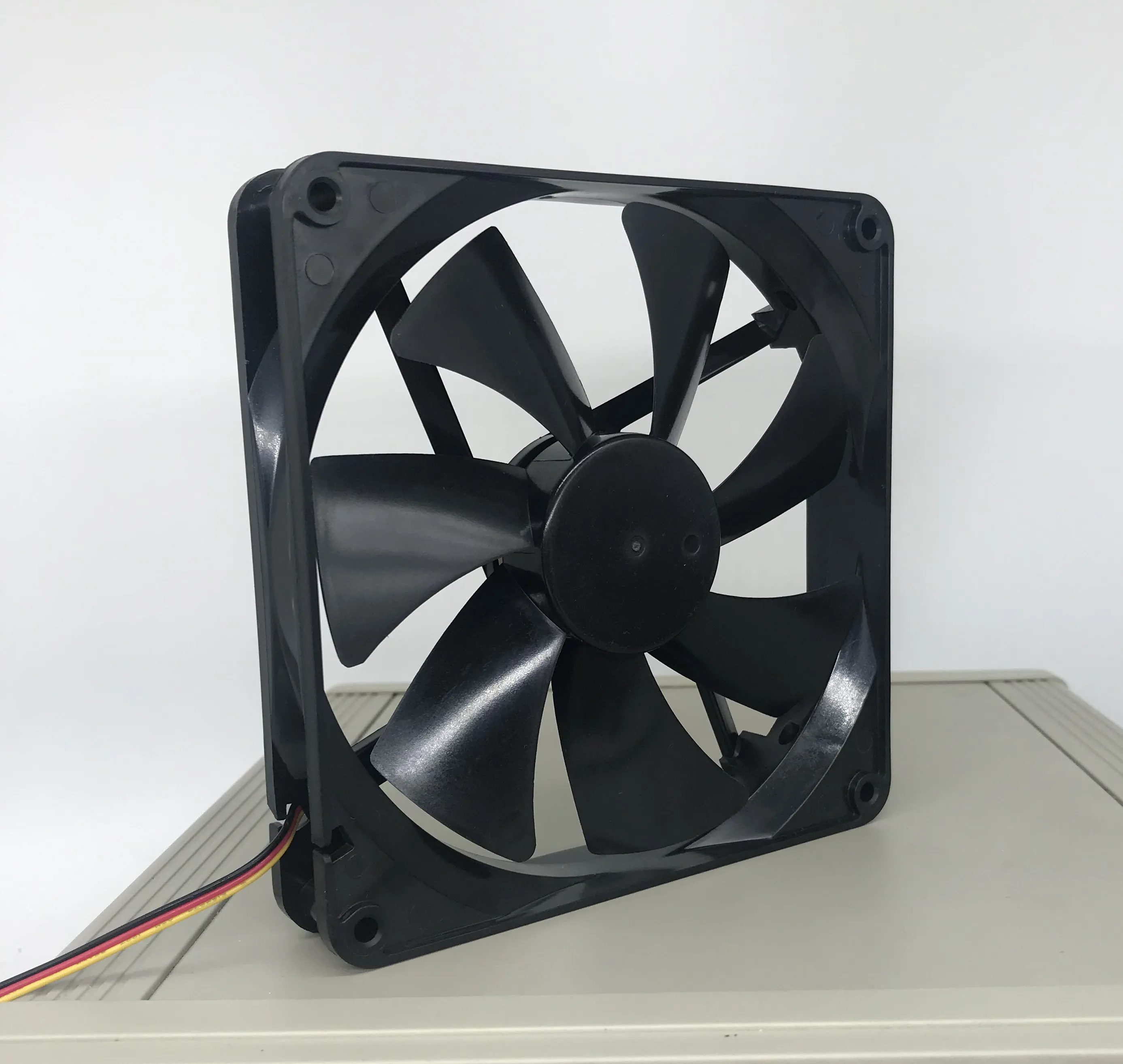 PC fan 140mm 2100rpm fan 12v 100 cfm 4pin dc 140*140*25 mm bldc motor fan low noise for greenhouse
