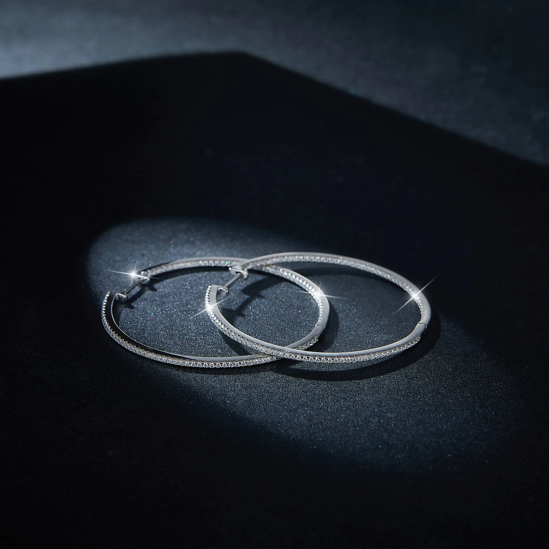 Custom 2024 Women Minimalism Large Huggie Hoop Earrings Fine Jewelry 925 Sterling Silver 50mm Fulled Diamond Moissanite Earrings