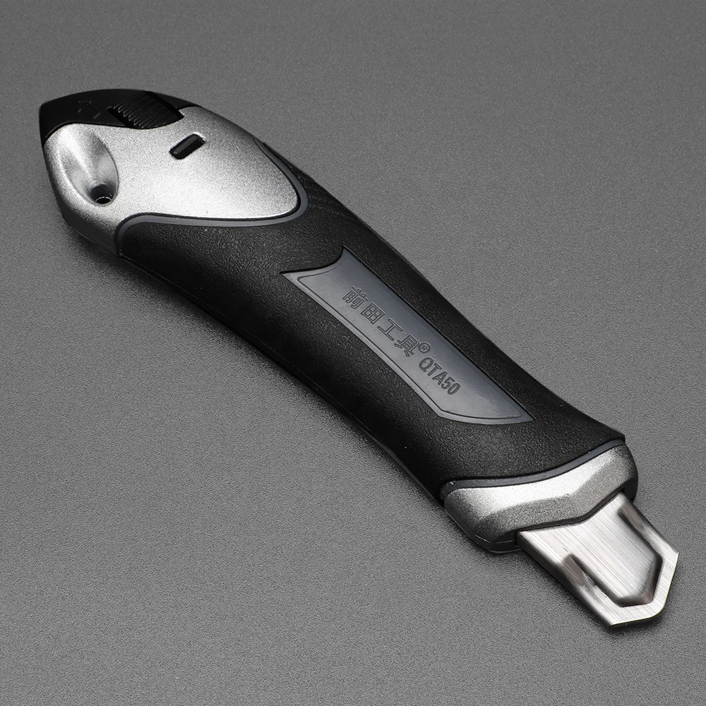 Zinc alloy tool holder for heavy duty tool knives with 0.7in wide blades