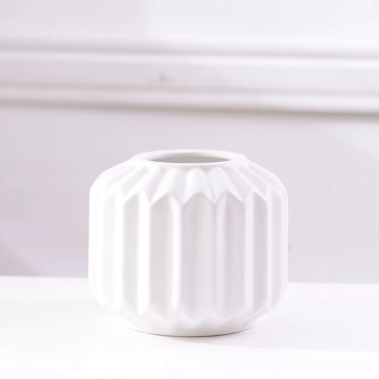 High Quality Modern Decorative Art Pottery White Luxury Flower Vase Home Living Room Decoration  Ceramic Vases For Flowers