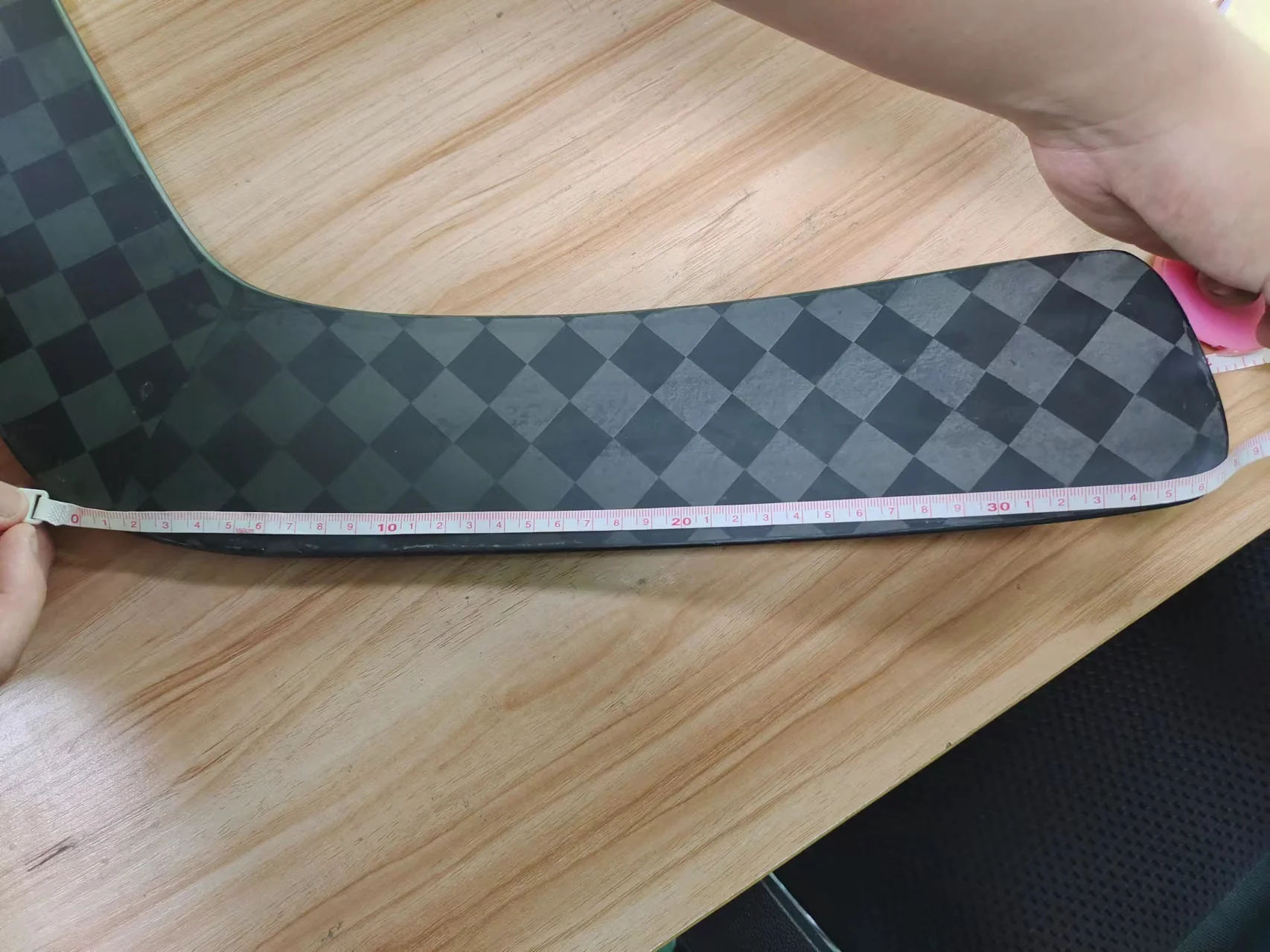 Customized 100% carbon fiber goalkeeper suitable for all players