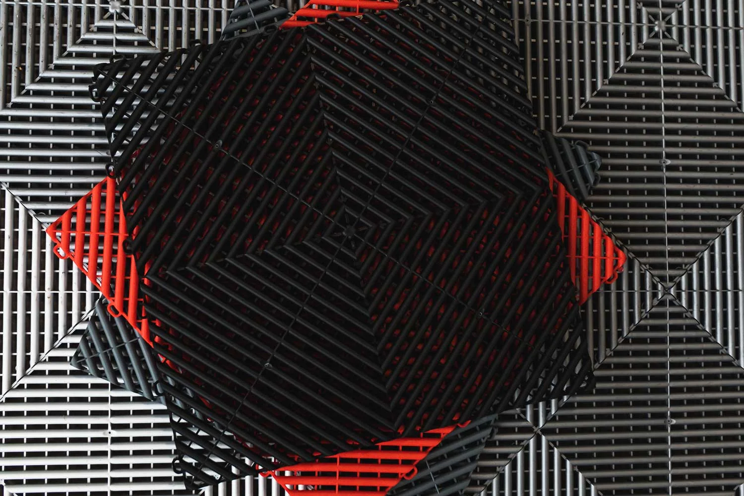 Wholesale Flexible Interlocking Plastic 400x400x18mm Floor Mat PP Garage Floor Tiles For Car Parking Carwash Detailing Shop