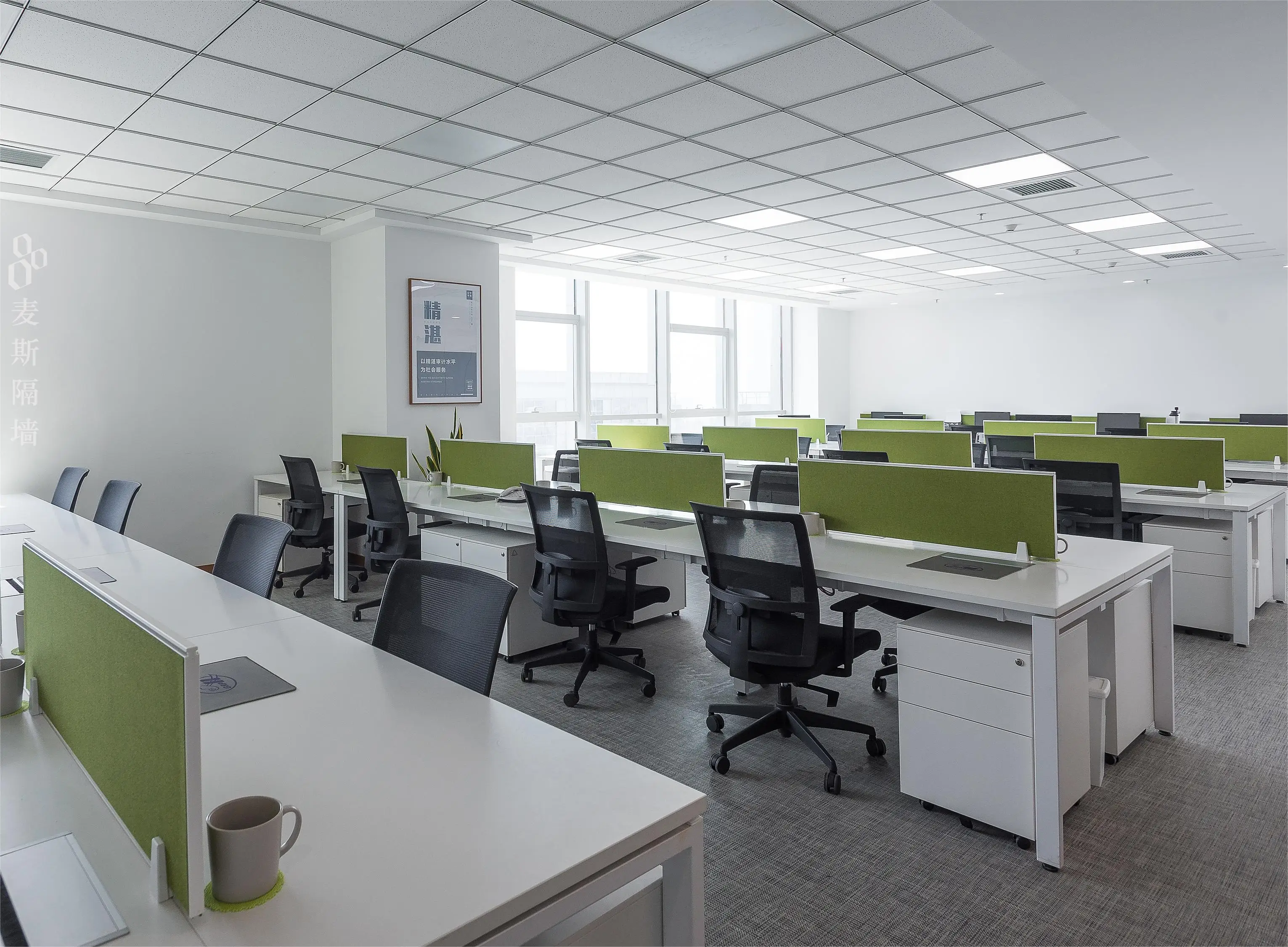 Ergonomic Multifunctional Office Chair for Comfort and Convenience