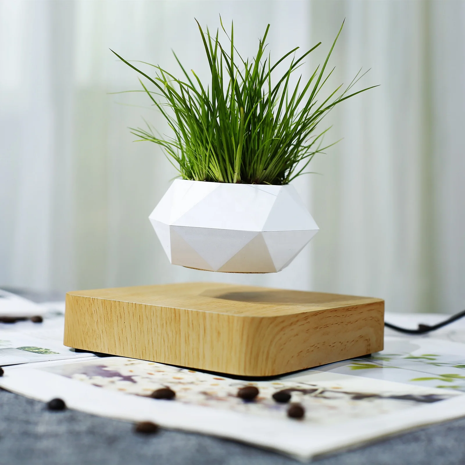 Hot Selling Nordic Style Levitation Bonsai Magnetic Levitating Flower Pot Creative Home Decoration Levitating Plant