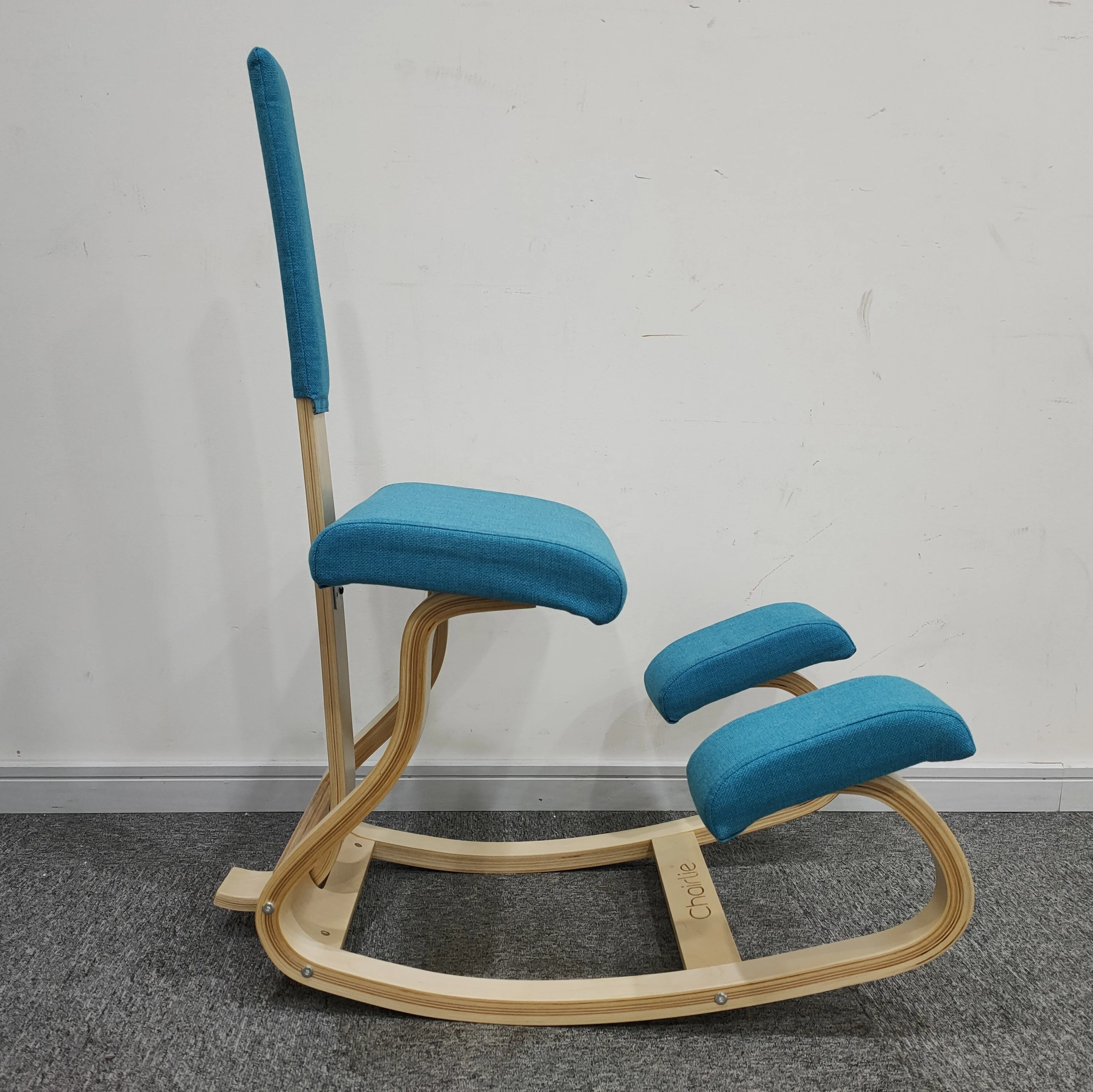 Эргономичное офисное кресло-качалка Bentwood на коленях с поддержкой спинки