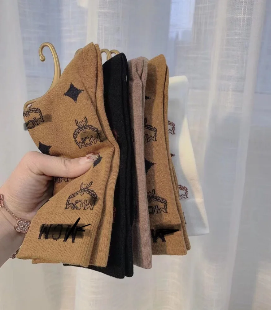 
Wholesale Fall Winter Trendy Skateboard Dozen Socks Women Cotton D Letters Socks 