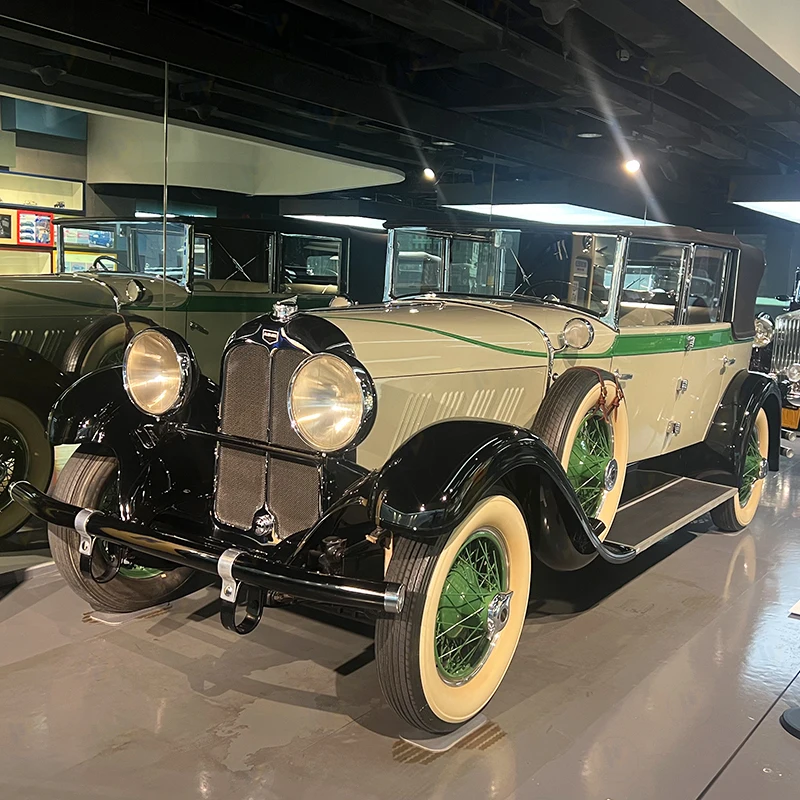 Store layout Vintage Car Collectibles Museum Quality simulation electric car Crafted old Car Model by Factory