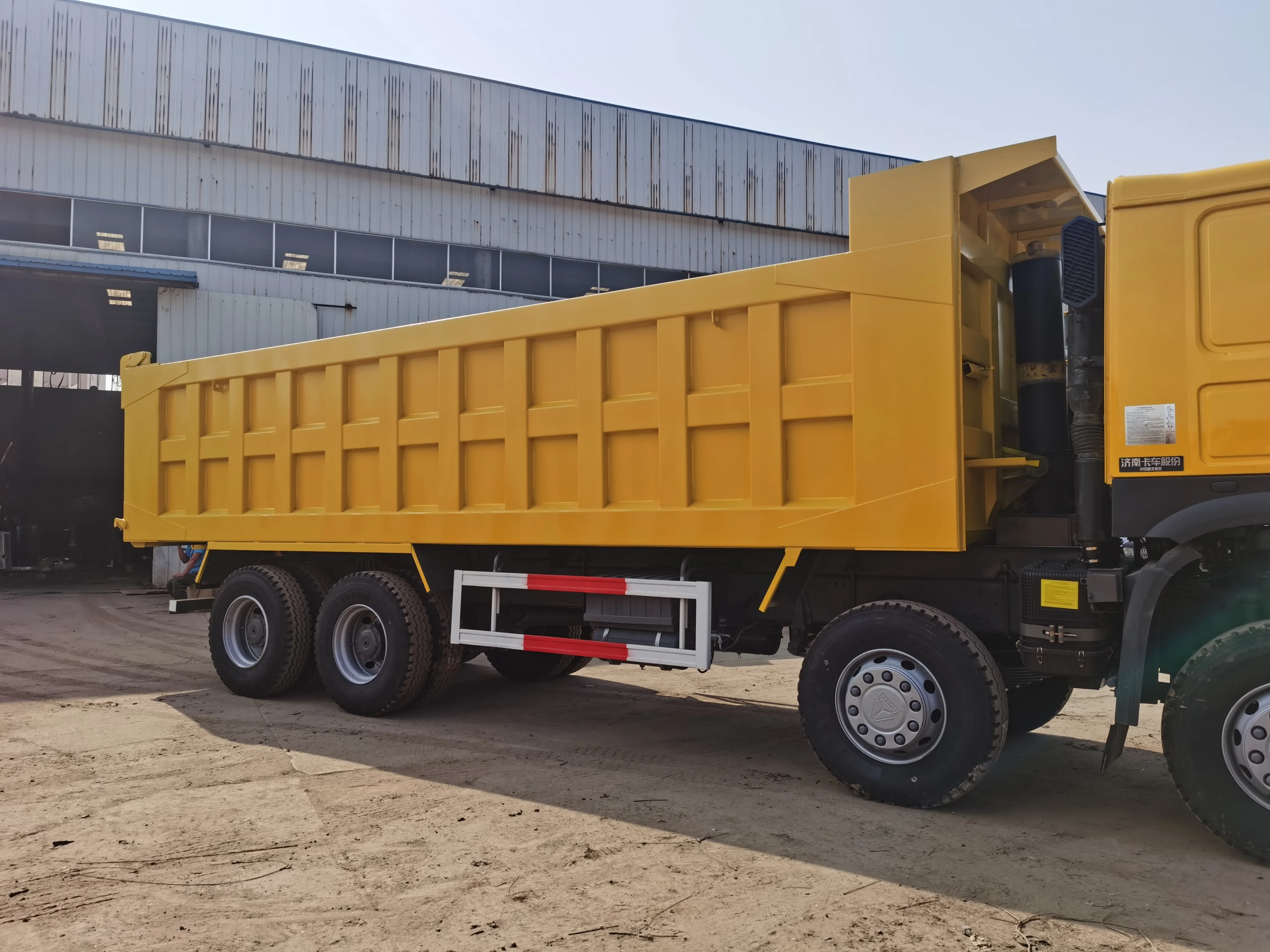 Used Sinotruk Howo 6x6 6X4 6 Wheel 25ton to 35ton diesel off Road Dump Trucks for Sale