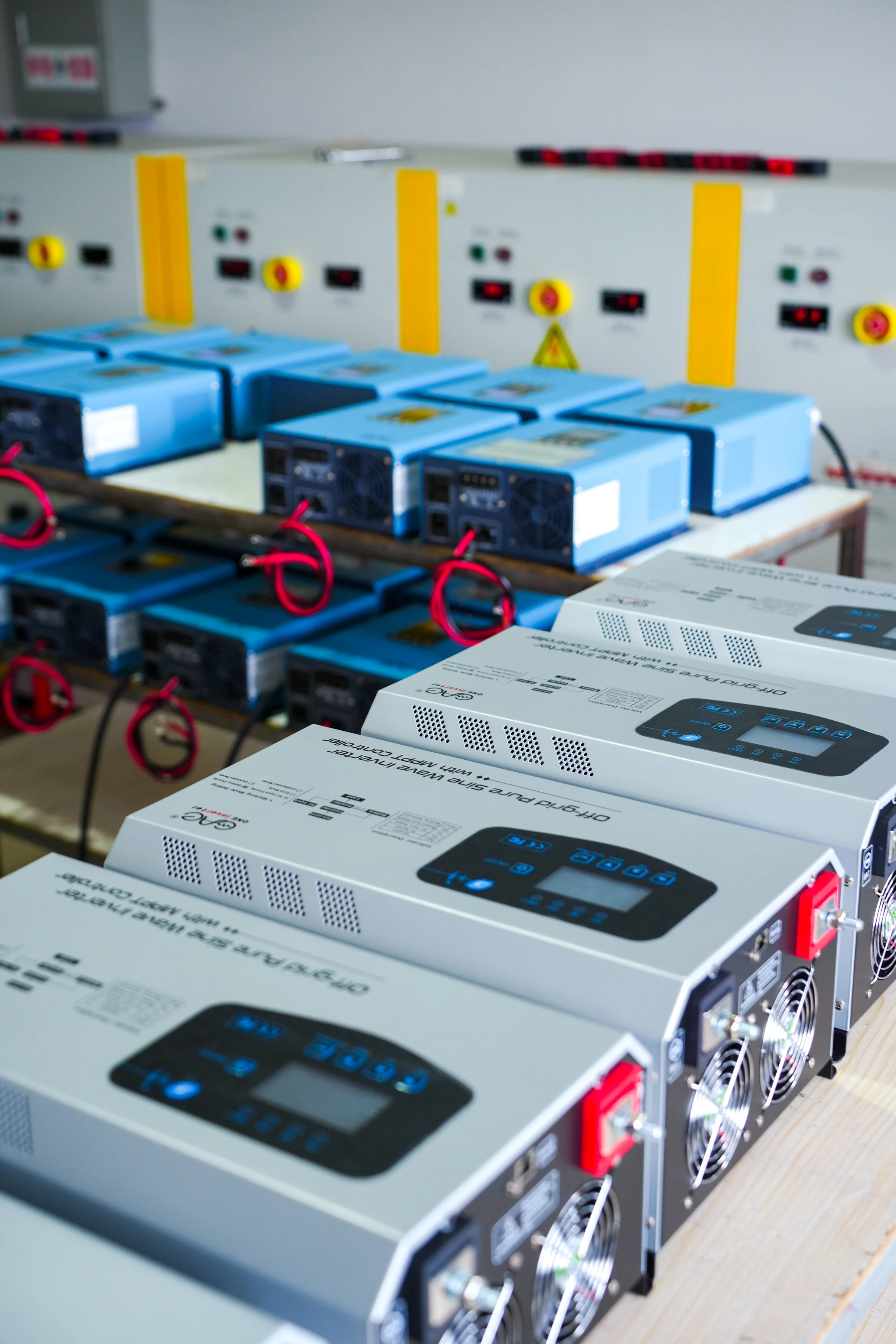 5000W 6000w 24v 48v off grid low frequency inverter hybrid solar inverter with mppt Ampinvt