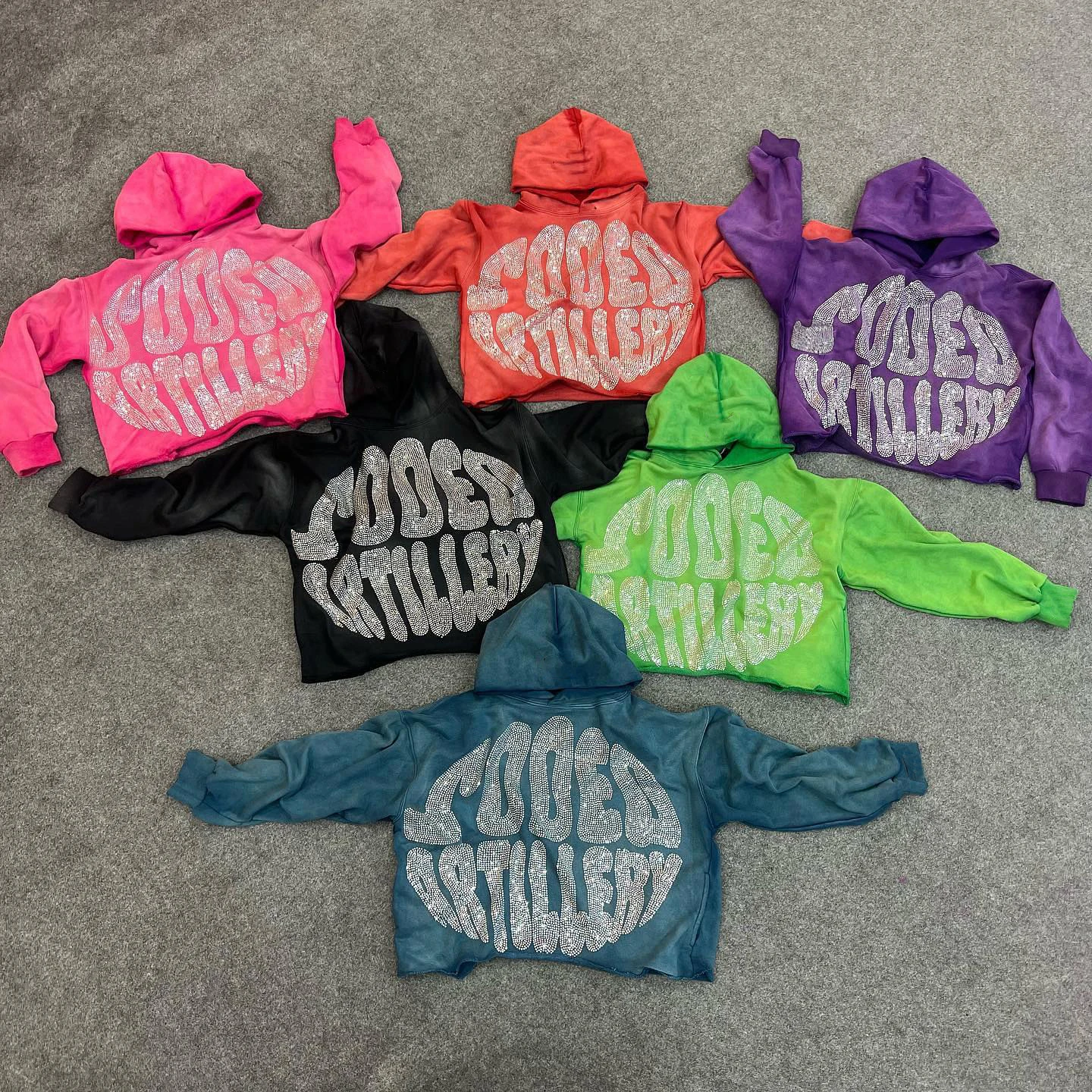 Винтажный пуловер со стразами и логотипом